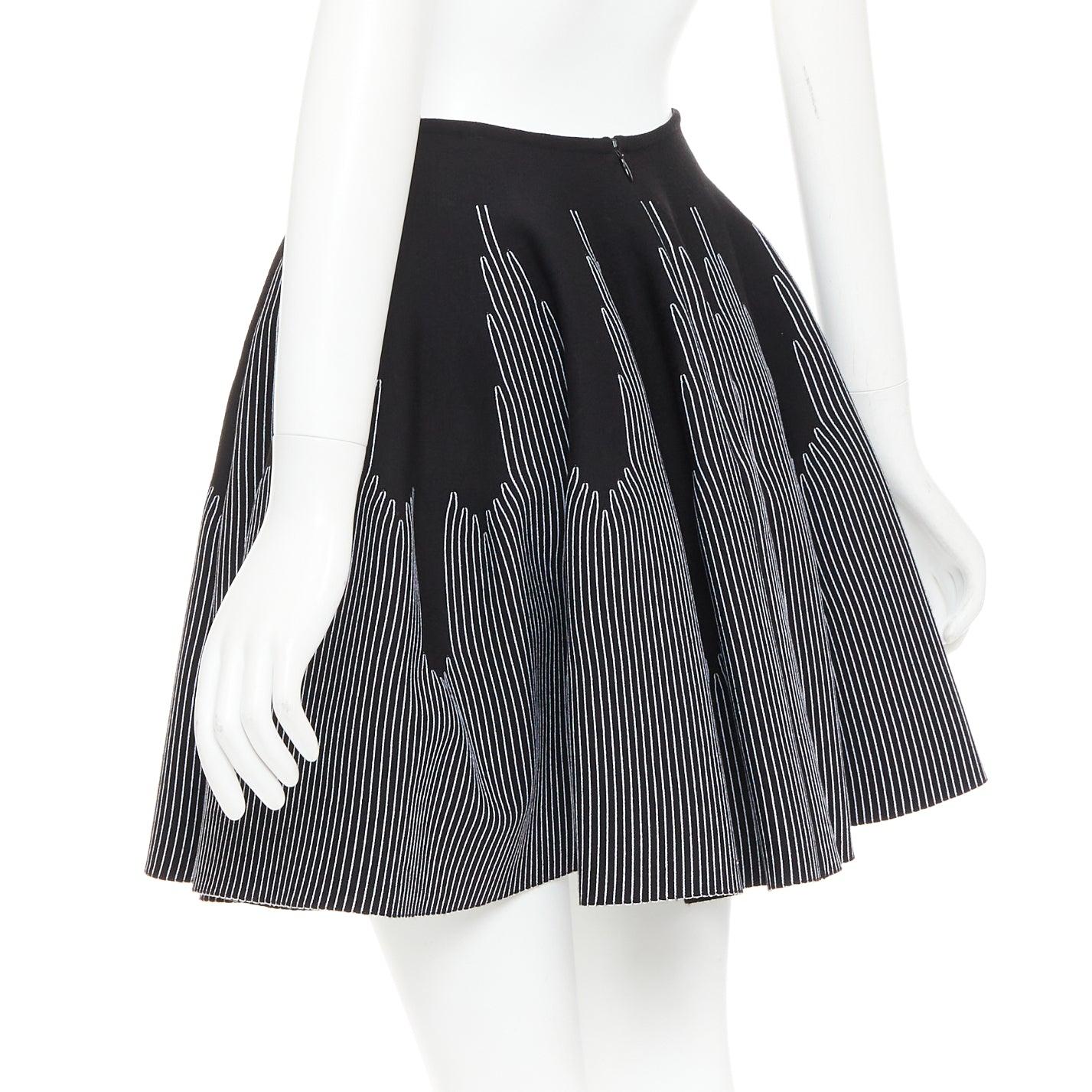 ALAIA noir blanc laine mélangée surpiqué jupe évasée taille haute FR38 M en vente 1