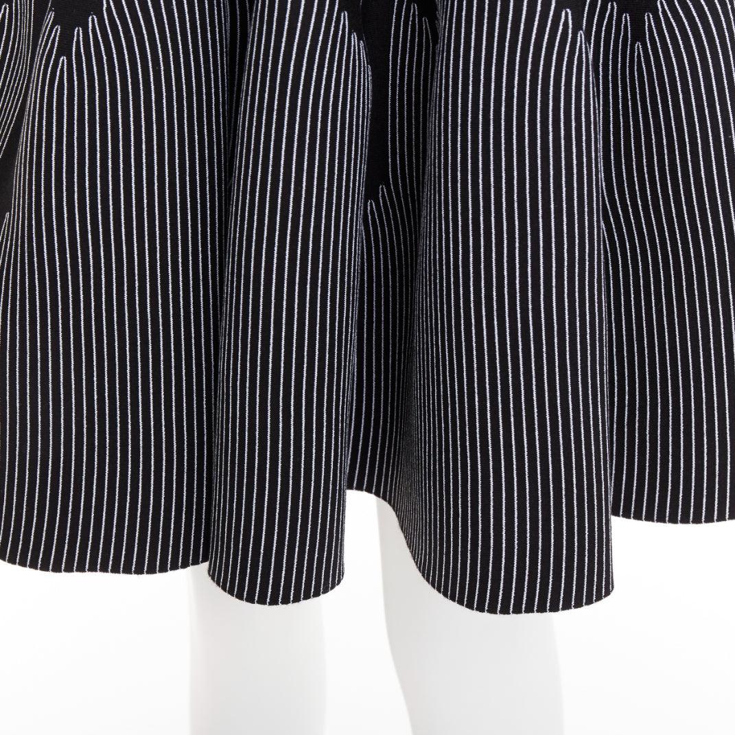 ALAIA noir blanc laine mélangée surpiqué jupe évasée taille haute FR38 M en vente 2