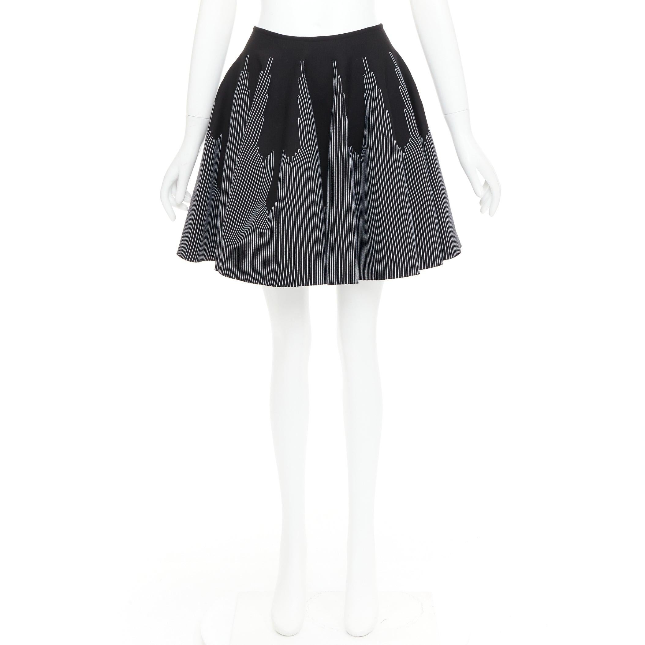 ALAIA noir blanc laine mélangée surpiqué jupe évasée taille haute FR38 M en vente 4