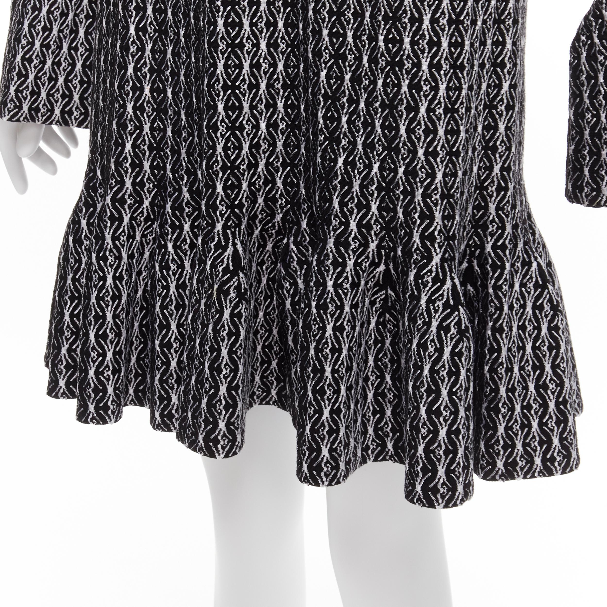 ALAIA negro blanco lana jacquard cuello cuadrado dobladillo acampanado vestido de cóctel FR38 M
Referencia: TGAS/D00105
Marca: Alaia
Diseñador: Azzedine Alaia
Material: Lana, viscosa, poliamida
Color: Negro, Blanco
Patrón: Abstracto
Cierre: