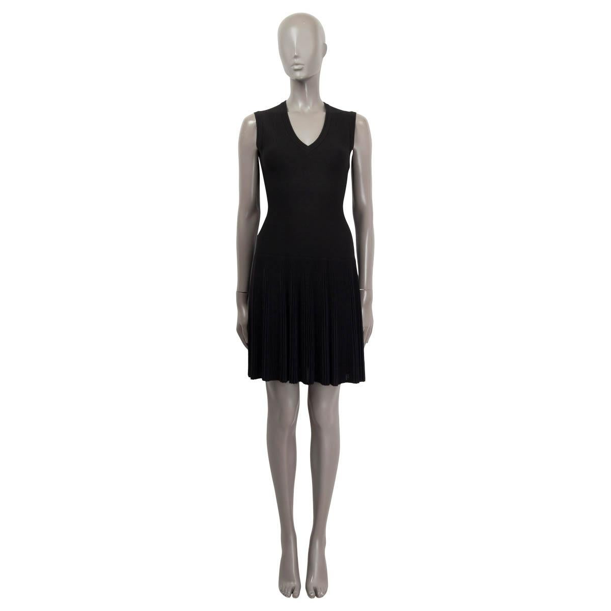 100% authentic Alaïa sleeveless pleated knit dress in black wool (42%), viscose (40%), polyamide (10%), polyester (6%) and elastane (2%). Opens with a zipper on the back, features a v-neck and has a black & navy blue pleated skirt part. Has been