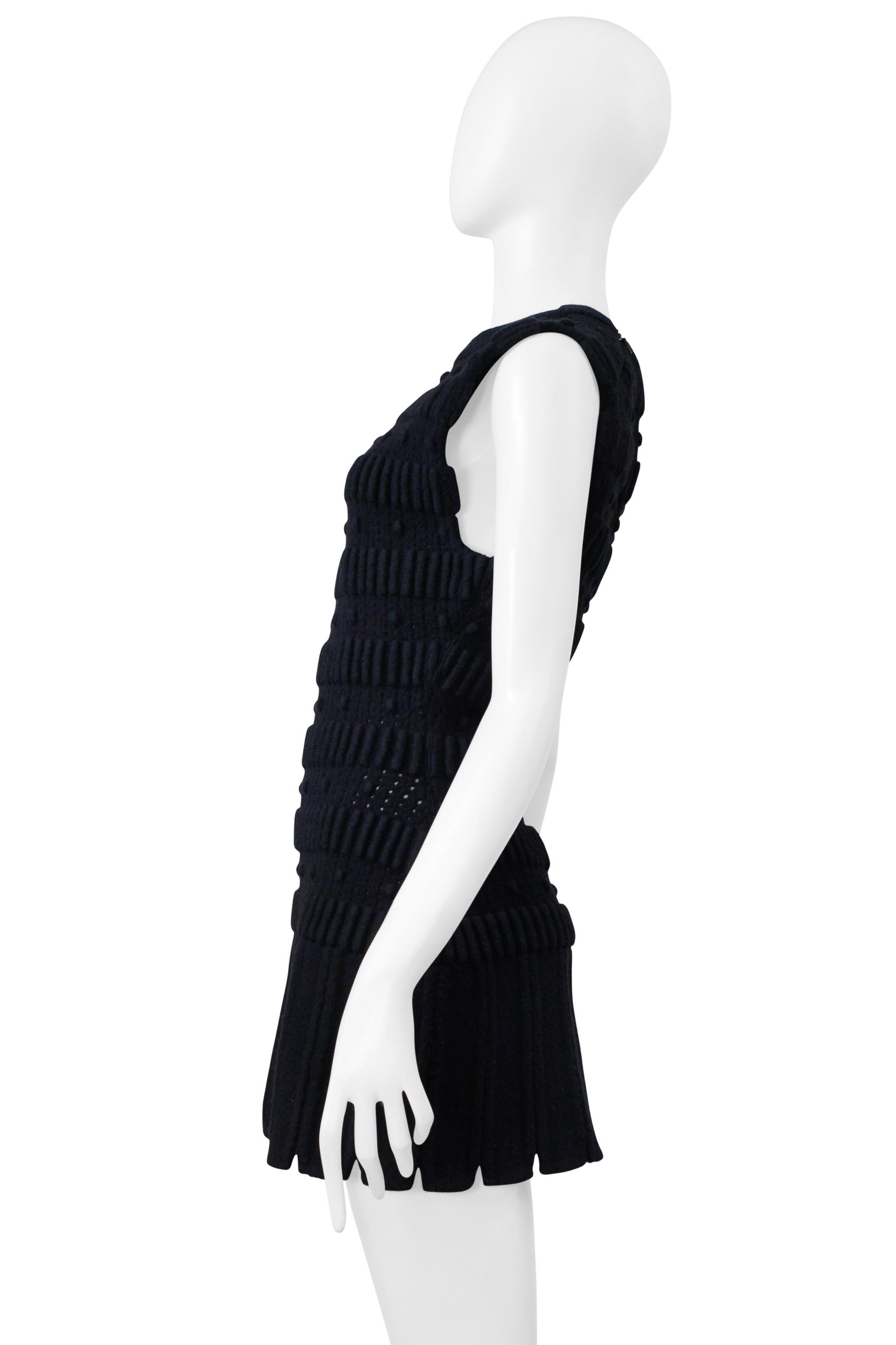 Alaia Schwarzes Wolle Fancy Knit Armor Minikleid im Zustand „Hervorragend“ im Angebot in Los Angeles, CA