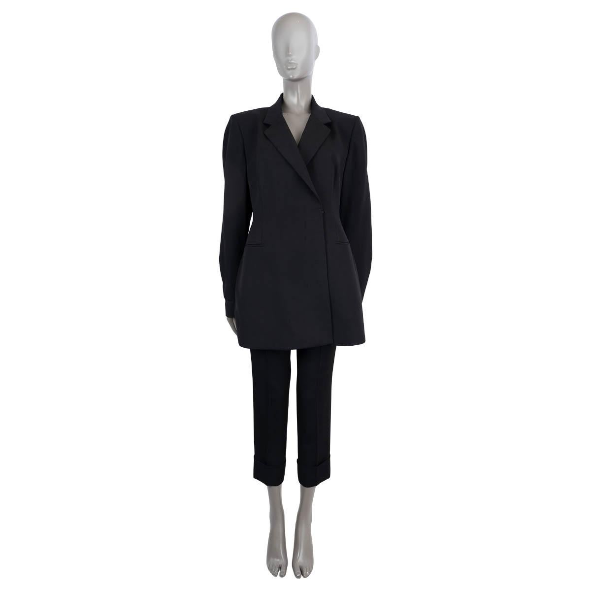 100% authentic Alaïa A tailored mid-jacket in black wool gaberdine (100%). Features a fitted silhouette, two welt pockets on the front and a notch lapel. Opens with concealed buttons. Lined in cupro (100%). Has been worn and is in excellent