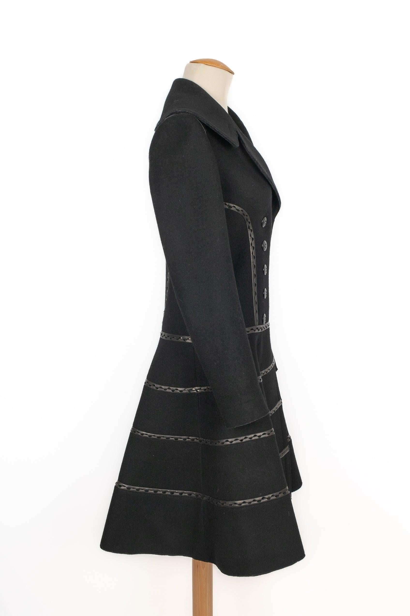 Alaïa - Cappotto di media lunghezza in lana nera con pelle traforata. Taglia 36FR indicata. Collezione invernale 2005.

Informazioni aggiuntive:
Condizioni: Ottime condizioni
Dimensioni: Larghezza spalle: 40 cm - Petto: 44 cm - Vita: 36 cm -