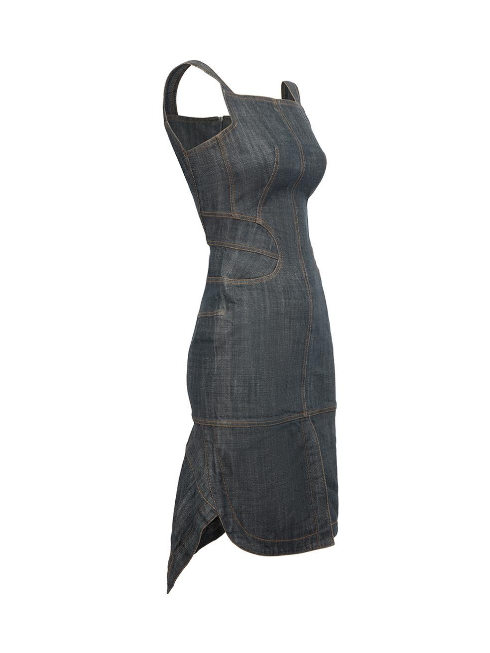 CONDITION is Very good. Minimal wear to dress is evident. Minimal wear to the back seam at the zip which has become undone on this used Alaïa designer resale item.



Details


Blue

Pinafore dress

Denim

Knee length

Sleeveless

Back zip