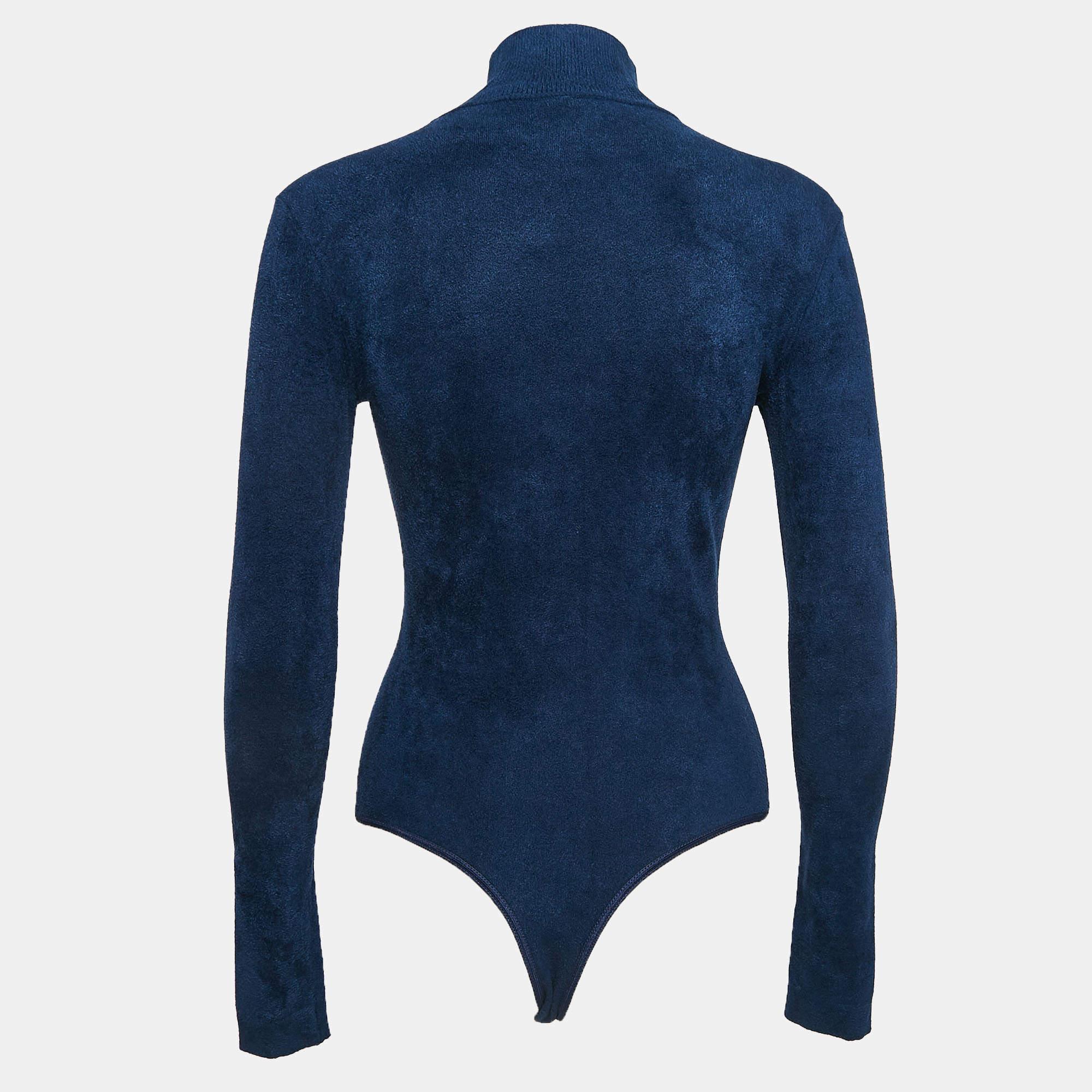 Découvrez le body Alaia, une pièce étonnante qui incarne la sophistication et le style. Confectionné dans un luxueux velours extensible, ce body présente une encolure haute et une silhouette form A, pour plus de confort et d'allure. Parfaite pour