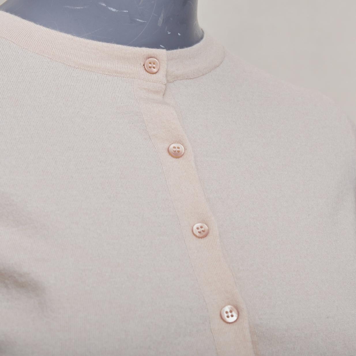 ALAIA blush beige mezcla de lana virgen mini botones chaqueta de punto clásica FR36 S
Referencia: SNKO/A00551
Marca: Alaia
Diseñador: Azzedine Alaia
Material: Lana virgen, mezcla
Color: Beige
Patrón: Sólido
Cierre: Botón
Fabricado en: