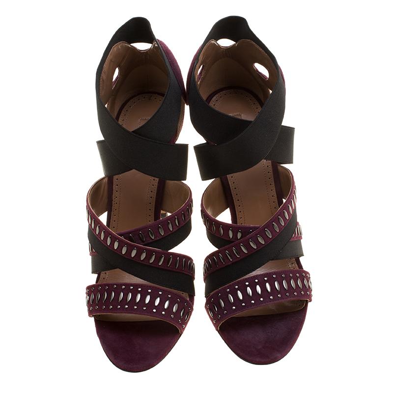 Featuring a lush studded design, this pair of sandals from the house of Alaia Bordeaux is designed to mirror a lush look of feminine grace. The shoes are designed carefully using suede that has been twisted into a smart cross-strap style and