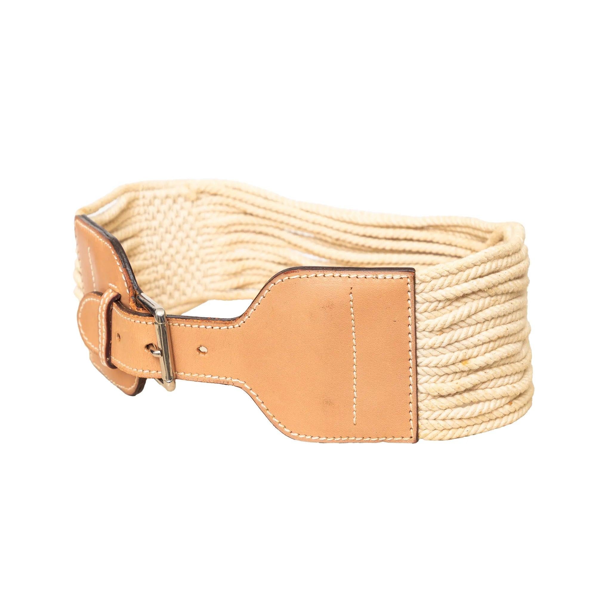 Cintura Alaïa a trecce di corda con pannelli in pelle beige chiaro e chiusura con fibbia. Un capo audace e strutturato che unisce texture ed eleganza.
 Osservazioni: ci sono alcune macchie e segni di usura. 
 Materiale: Pelle  Tela 
 Misure: