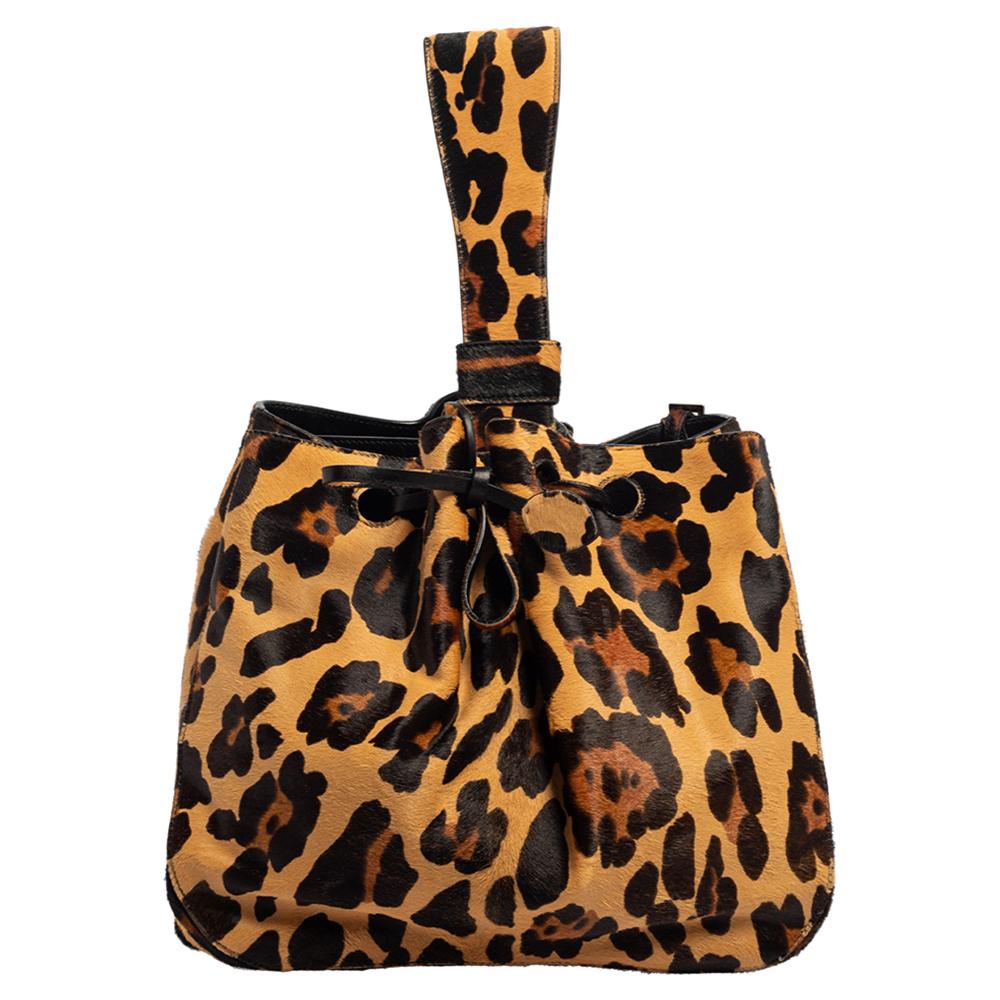 We bring you this carefully designed bag, crafted with love using calf hair. It arrives in a bucket shape and is designed with animal prints all over, a single handle, and a leather-lined interior. The chic bag by Alaia is durable and fashionable.

