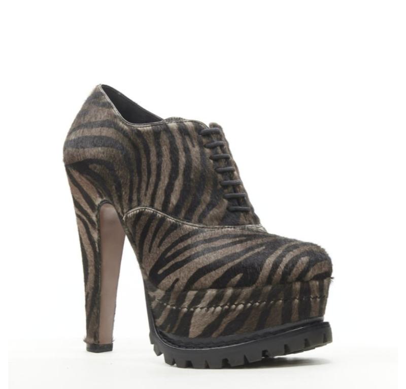 ALAIA brown black zebra stripe fur leather truck sole ankle bootie EU36.5
Reference: ANWU/A00992
Brand: Alaia
Designer: Azzedine Alaia
Material: Leather
Color: Brown, Black
Pattern: Zebra
Lining:  Leather
Extra Details: Trucker rugged sole. Laced