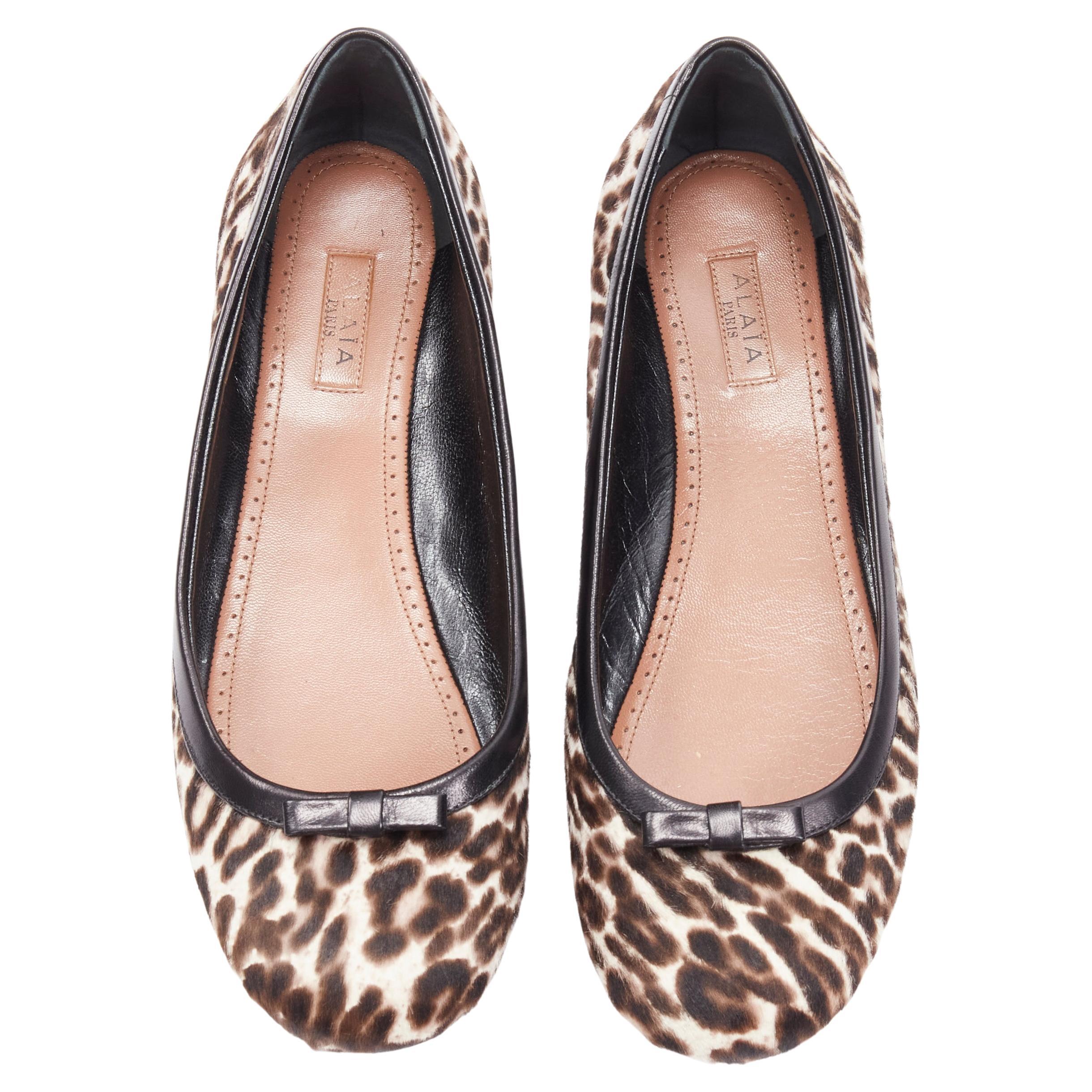 ALAIA - Chaussures de ballet à bordure en poil de poney noir avec imprimé  léopard marron EU37,5 En vente sur 1stDibs
