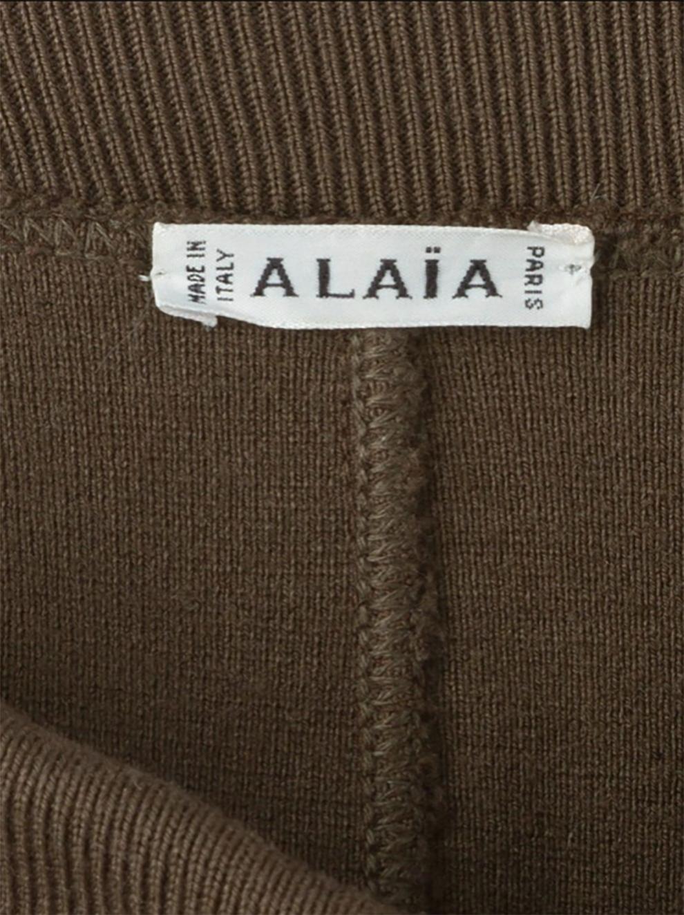 Azzedine Alaia brown iconic fitted pencil skirt featuring featuring a high rise, a waistband, stitching details and a mid-length. 
In good vintage condition. Made in France.
Label size L 40fr/US8/UK12
Composition: virgin wool 100%
We guarantee you