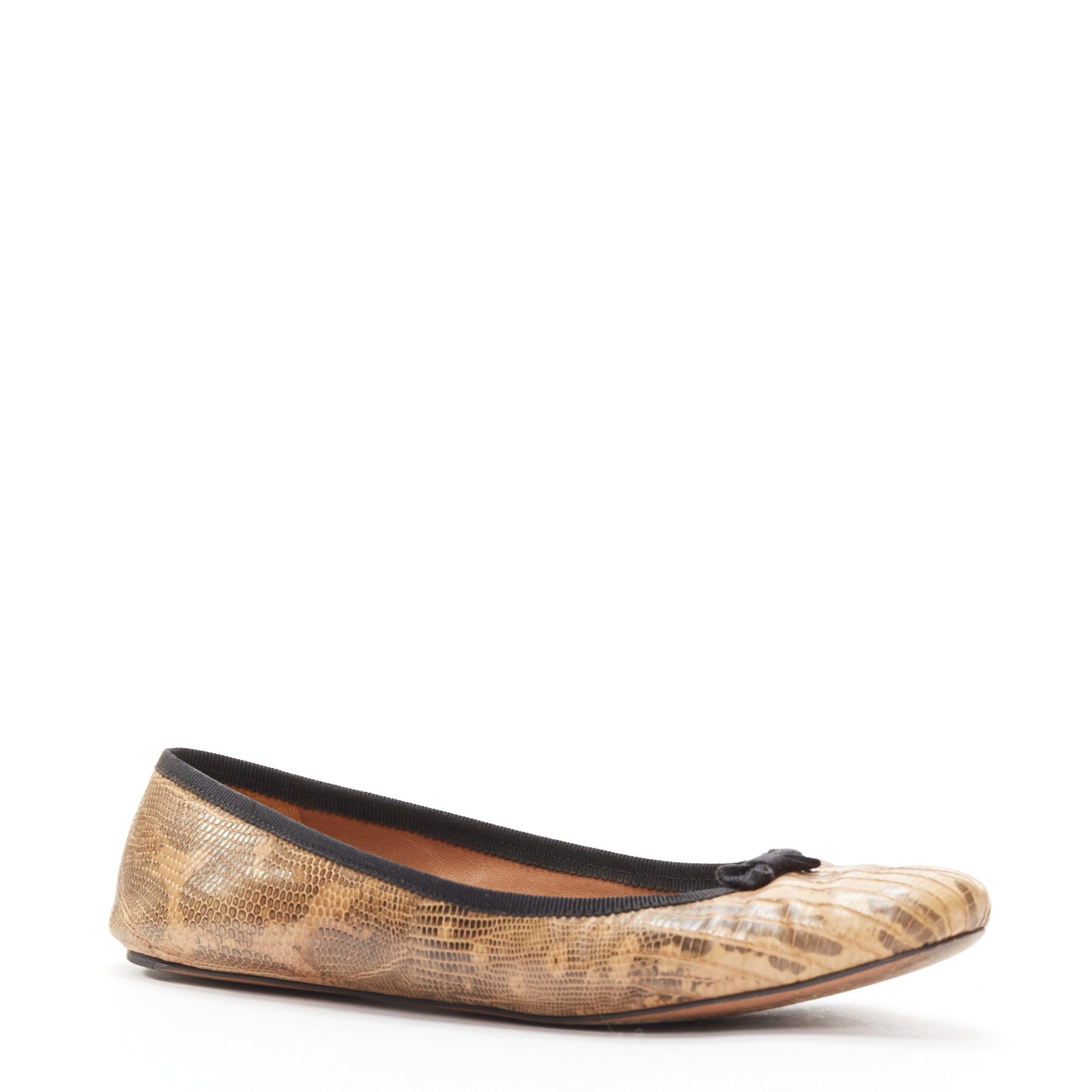 Marron ALAIA chaussures ballerines en cuir marron écaillé avec nœud noir EU37 en vente