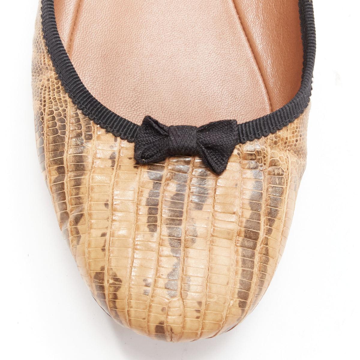 ALAIA chaussures ballerines en cuir marron écaillé avec nœud noir EU37 en vente 1