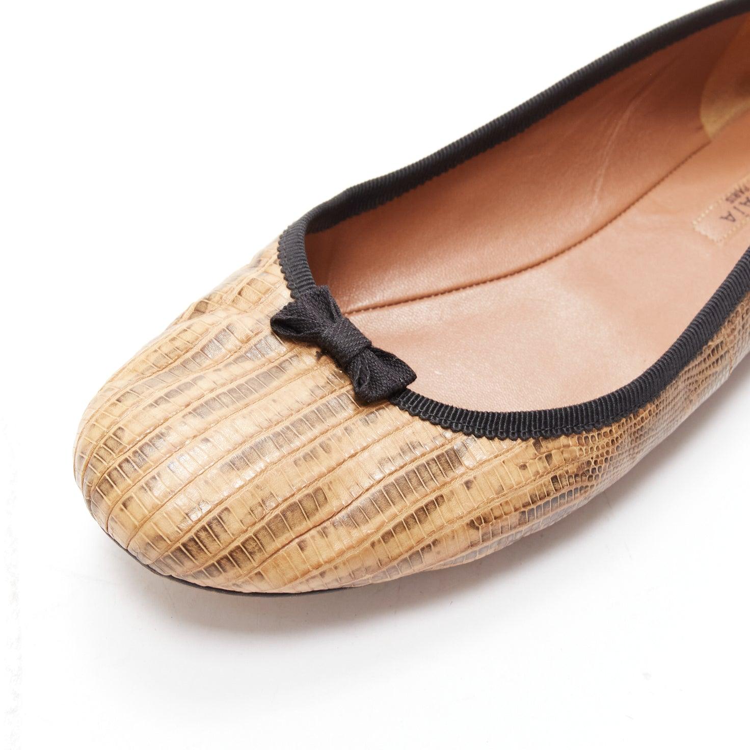 ALAIA chaussures ballerines en cuir marron écaillé avec nœud noir EU37 en vente 2