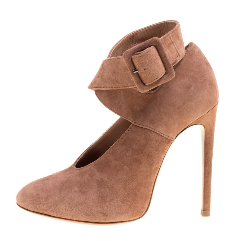 Team your chic outfits with this pair of dressy Alaia pumps. In a shade of brown, this pair features a gorgeous design of cross ankle straps and 11.5 cm heels. Be right on trend with these pumps made from suede.

Includes: The Luxury Closet