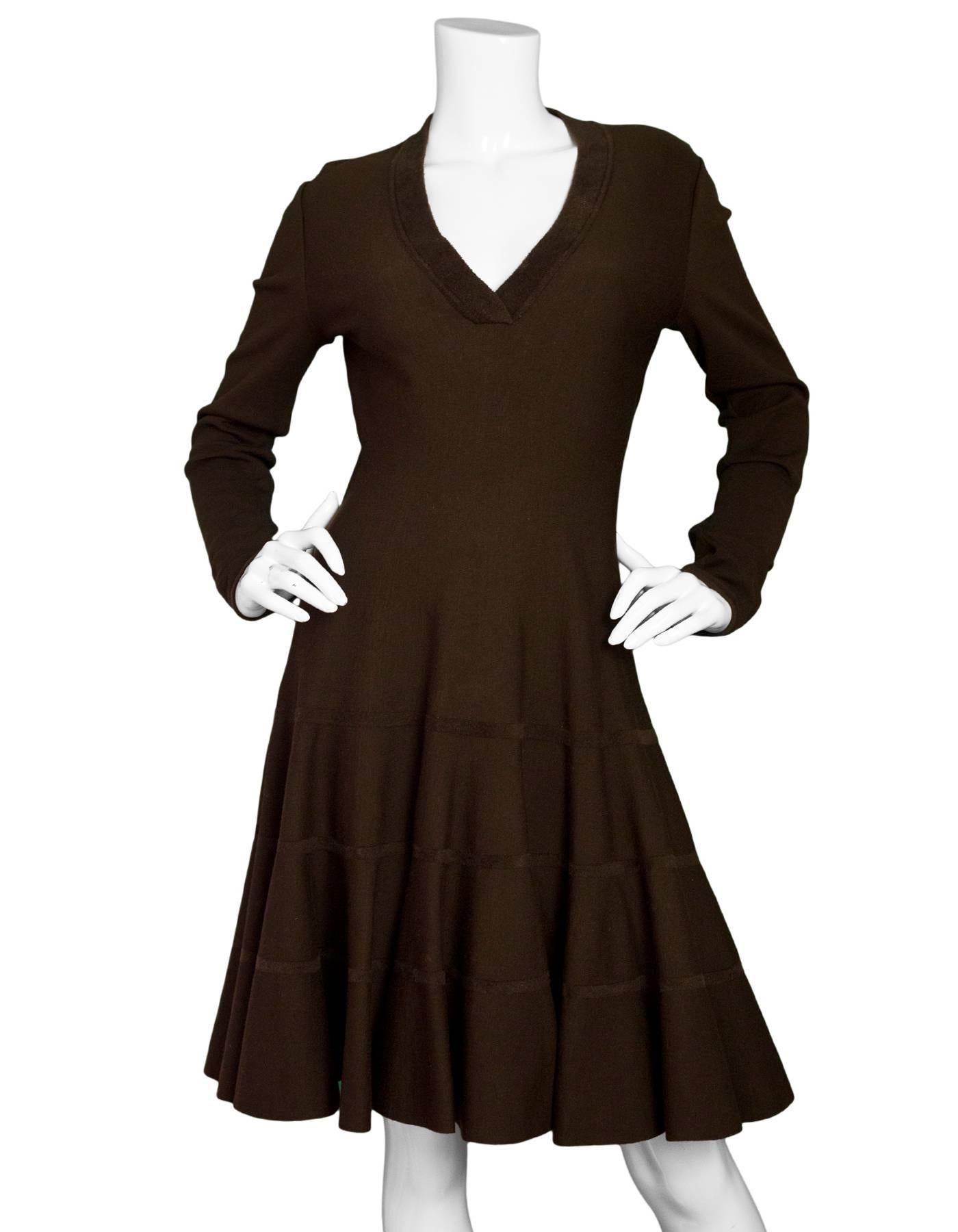 Alaia Brown Wool Fit & Flare V-Neck Dress Sz FR42

Made In: Italy
Color: Brown
Composition: 78% Wool, 12% polyester, 6% cupro, 4% nylon
Lining: None
Closure/opening: Back center zip up
Exterior Pockets: None
Interior Pockets: None
Overall Condition: