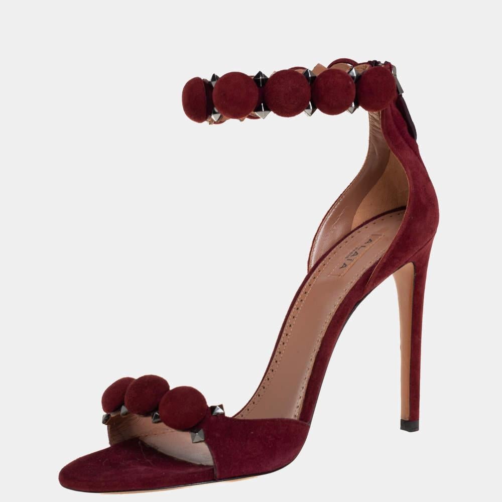 Artistically designed to adorn your feet with sheer elegance, these Alaia sandals are a must buy! The burgundy-hued Bombe sandals are crafted from suede and feature an open-toe silhouette. They flaunt single vamp straps and ankle wraps which are