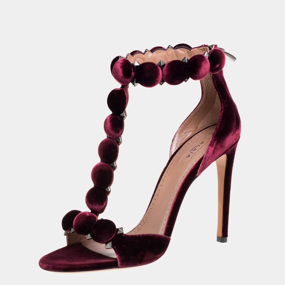 Artistically designed to adorn your feet with sheer elegance, these Alaia sandals are a must buy! The burgundy-hued Bombe sandals are crafted from velvet and feature an open-toe silhouette. They flaunt single vamp straps and ankle wraps which are