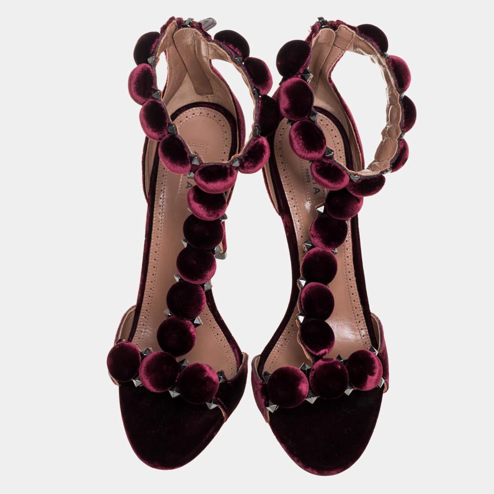 Artistically designed to adorn your feet with sheer elegance, these Alaia sandals are a must buy! The burgundy-hued Bombe sandals are crafted from velvet and feature an open-toe silhouette. They flaunt single vamp straps and ankle wraps which are