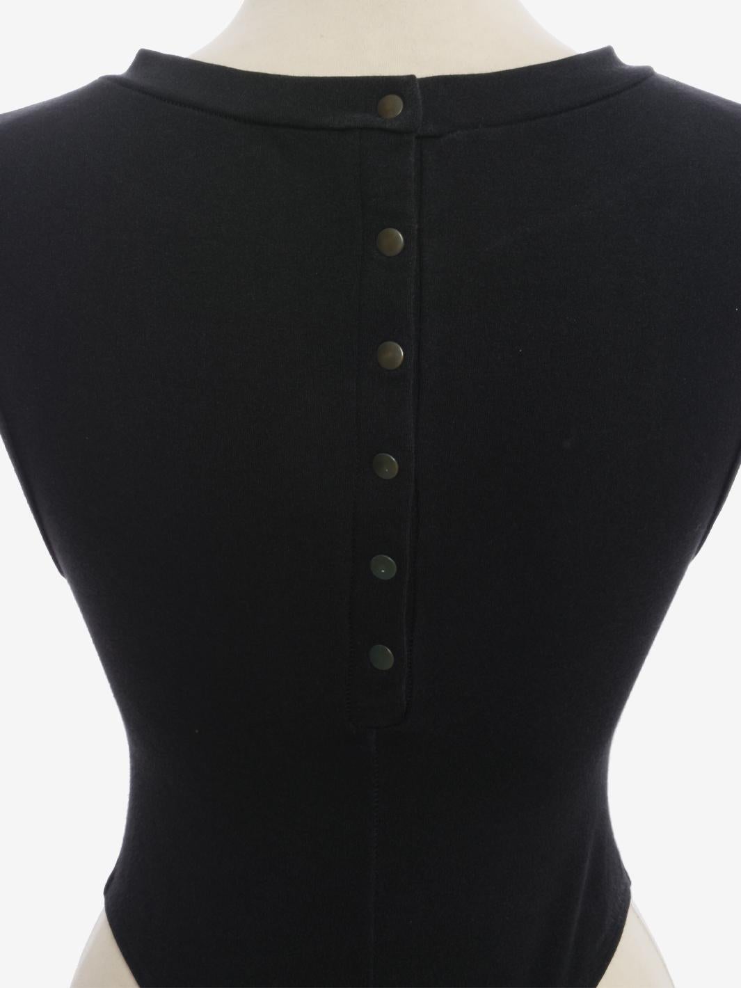 Der Alaïa Buttoned Bodysuit ist ein Kleidungsstück von Azzedine Alaïa aus der zweiten Hälfte des Jahres 1980. Mit Knopfverschluss auf der Rückseite und rundem Ausschnitt. Die Beine sind typisch für die damalige Zeit hoch geschnitten.

ZUSTAND
Sehr