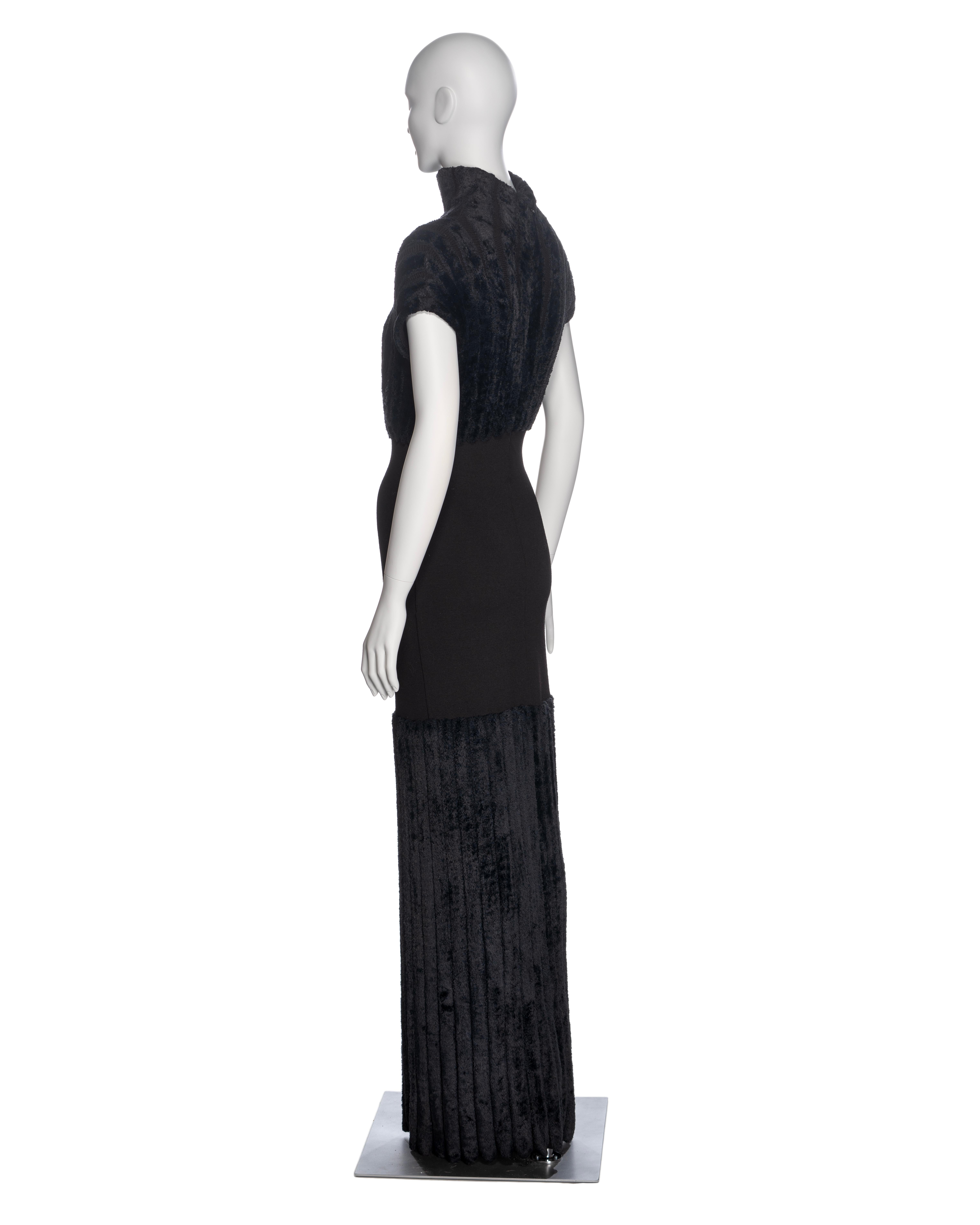 Alaia by Azzedine Alaia Vestido de noche de cuello alto de chenilla de lana negra, SS 1994 en venta 6
