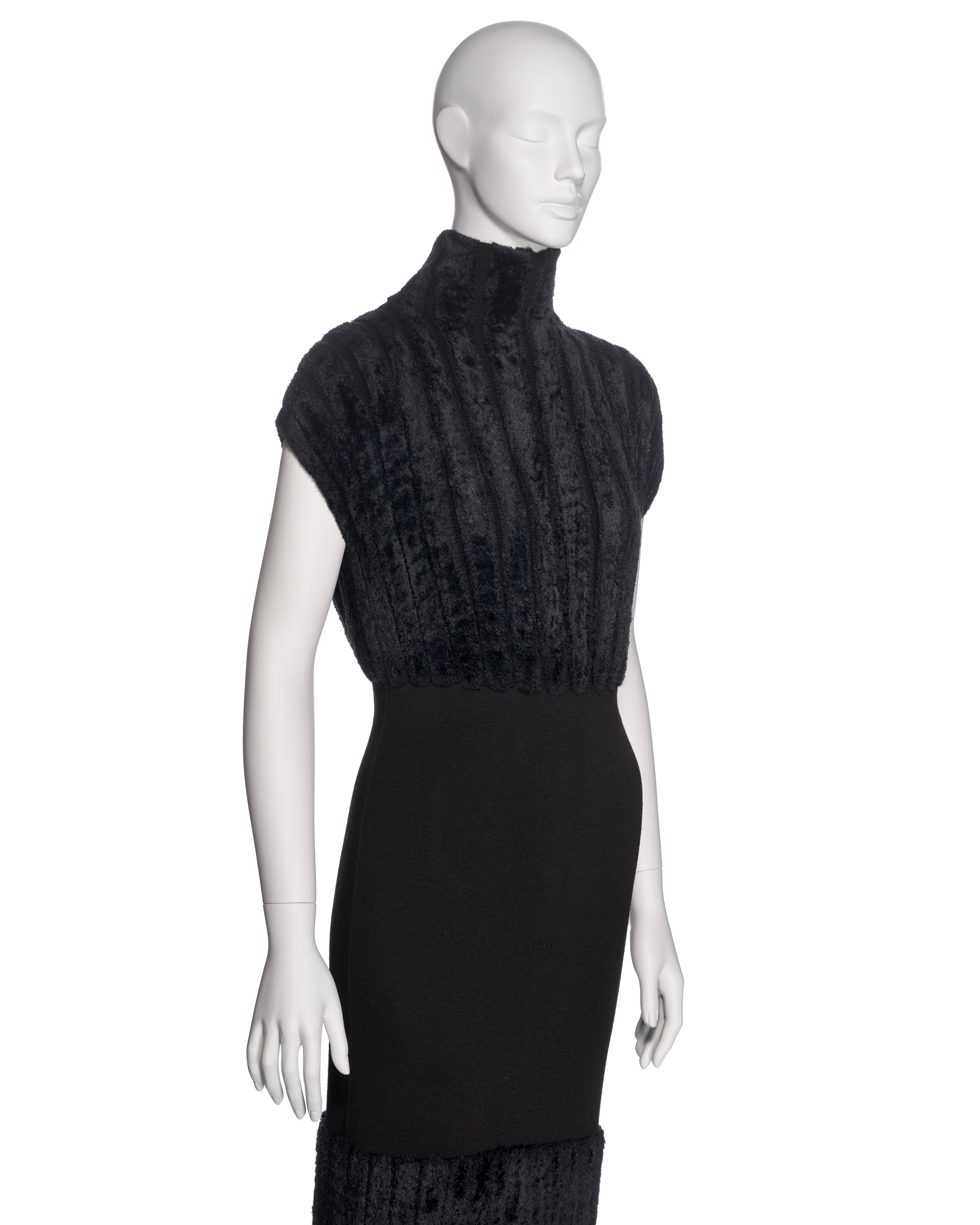 De las mujeres Alaia by Azzedine Alaia Vestido de noche de cuello alto de chenilla de lana negra, SS 1994 en venta