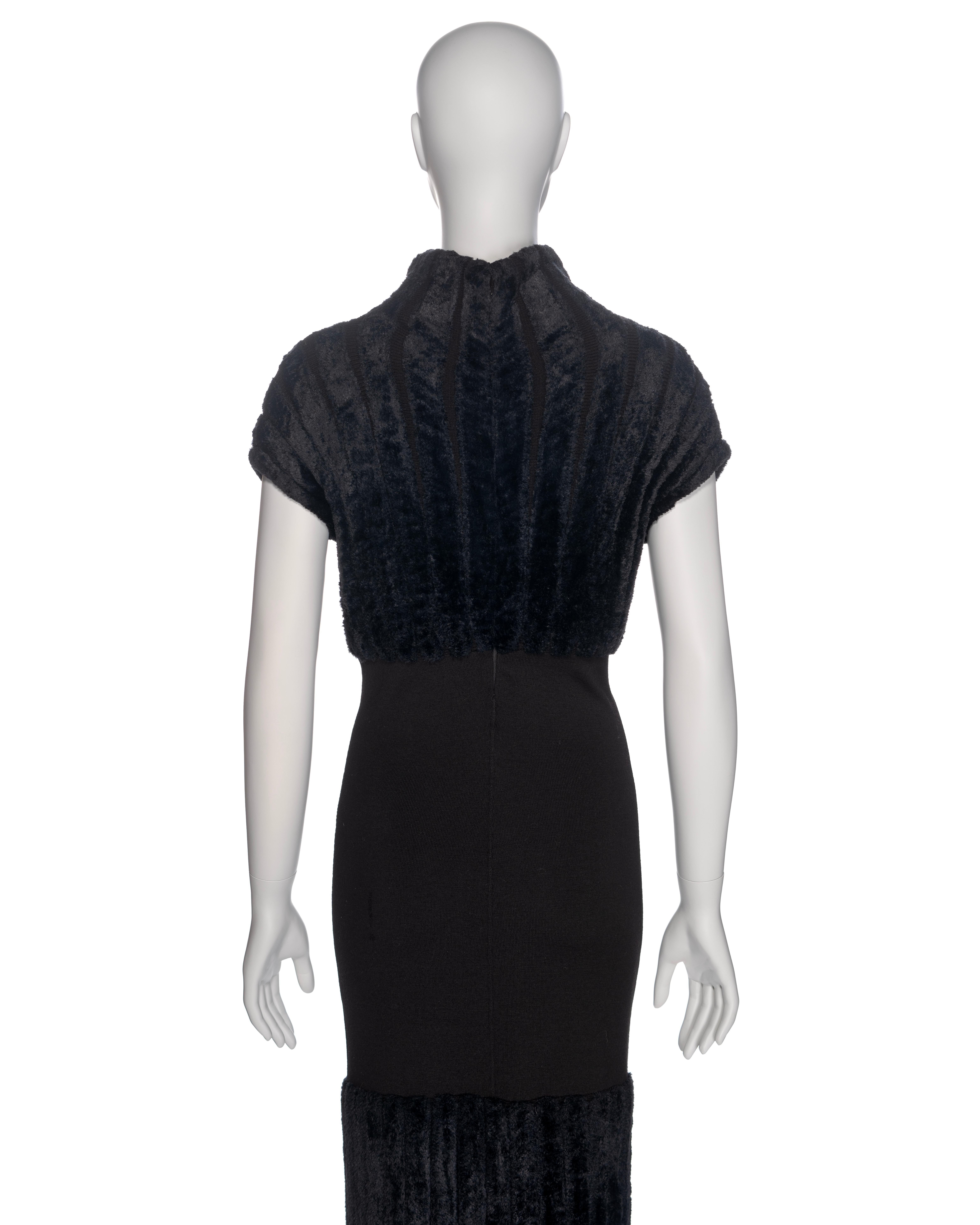 Alaia by Azzedine Alaia Vestido de noche de cuello alto de chenilla de lana negra, SS 1994 en venta 2