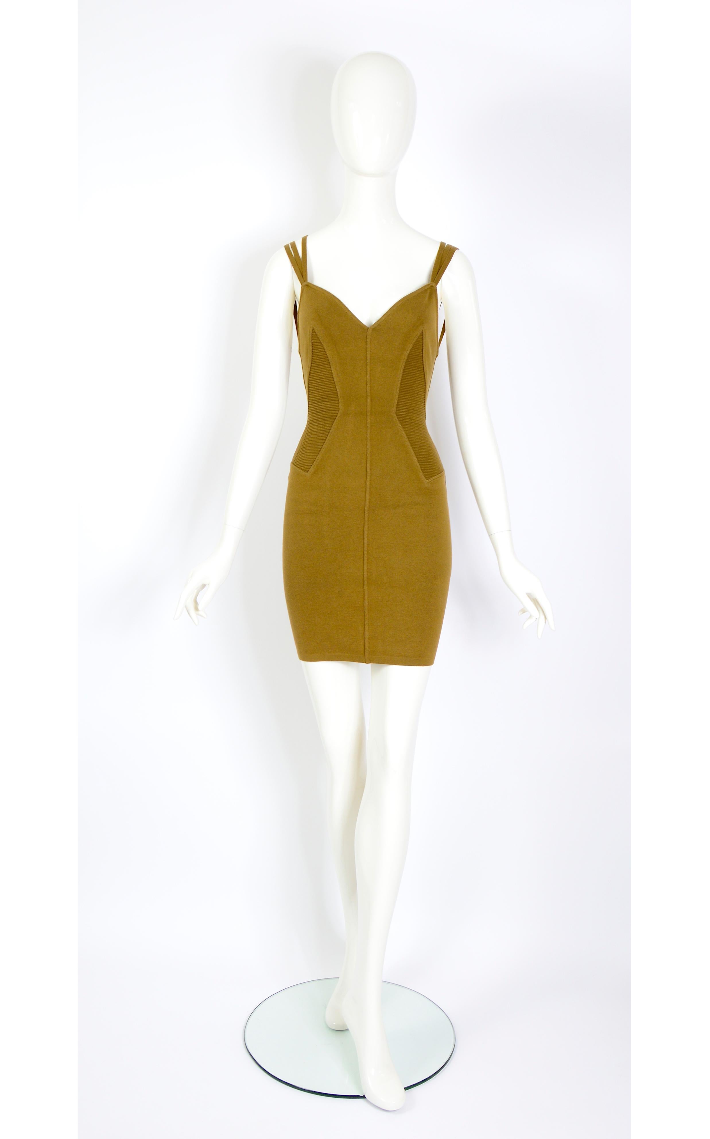 Vintage Alaïa by Azzedine Alaïa Frühjahr 1990 Laufstegkollektion strukturiertes Bodycon-Kleid.
Gerippte Textur an den Seiten mit dreifachem Riemenbesatz und  schlüpft einfach über 
Hergestellt aus 85% Baumwolle und 15% Elastan.
Die Messungen sind