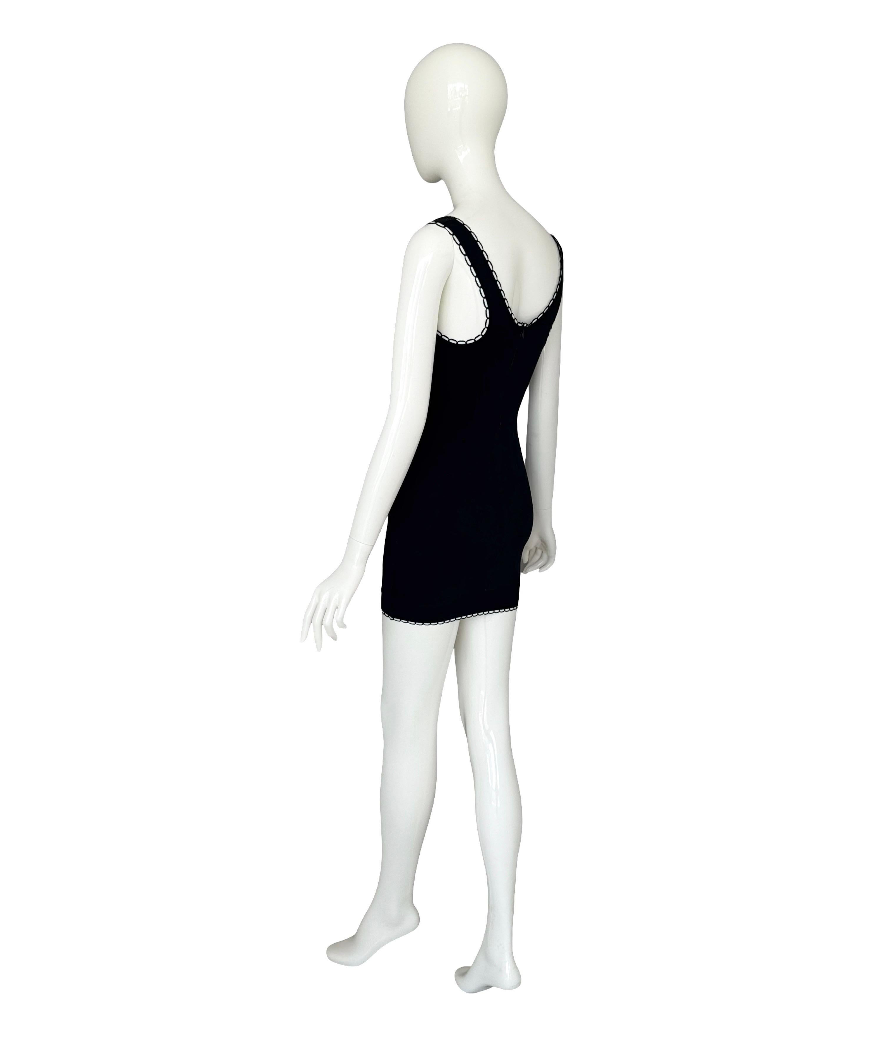 Dieses Minikleid von Azzedine Alaïa aus der Frühjahr/Sommer-Kollektion 1992 ist ein kultiges und zunehmend seltenes Sammlerstück.
Es ist aus dem für Alaïa typischen Stretch-Strick gefertigt und verfügt über einen Rundhalsausschnitt, überschnittene