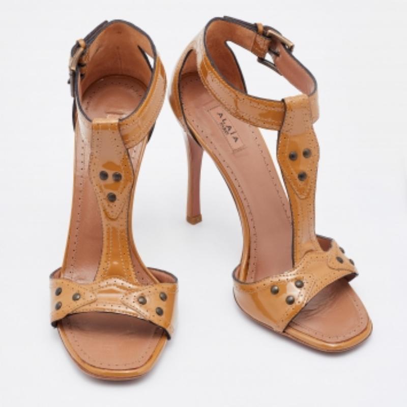 Este par de sandalias de diseño aporta sofisticación. Los zapatos vienen fabricados por los mejores para garantizarte el ajuste que deseas.