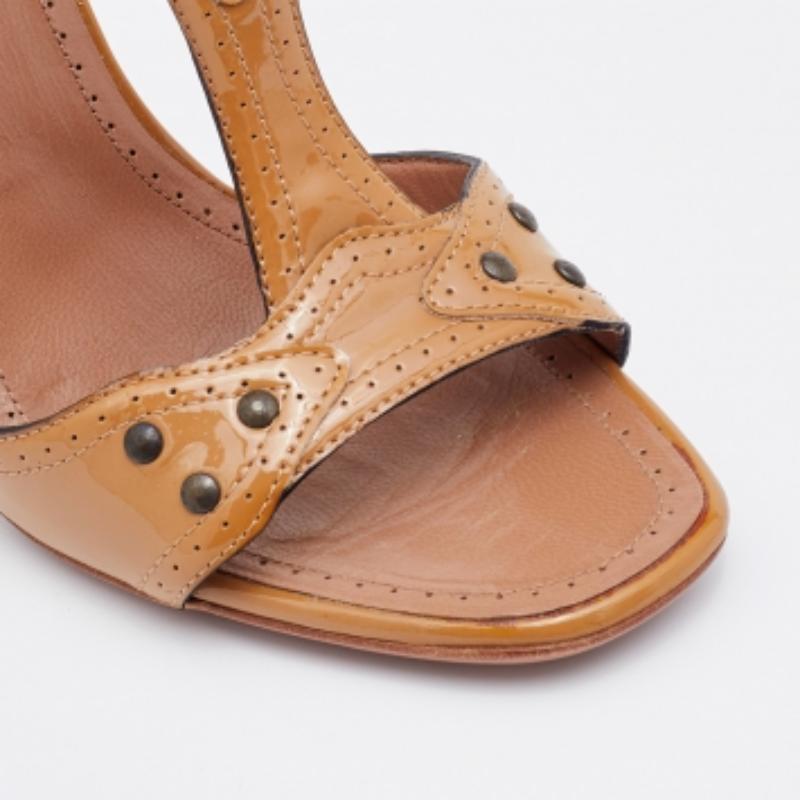 Alaia Sandalias con tira en T de charol caramelo talla 37 en Bueno estado para la venta en Dubai, Al Qouz 2