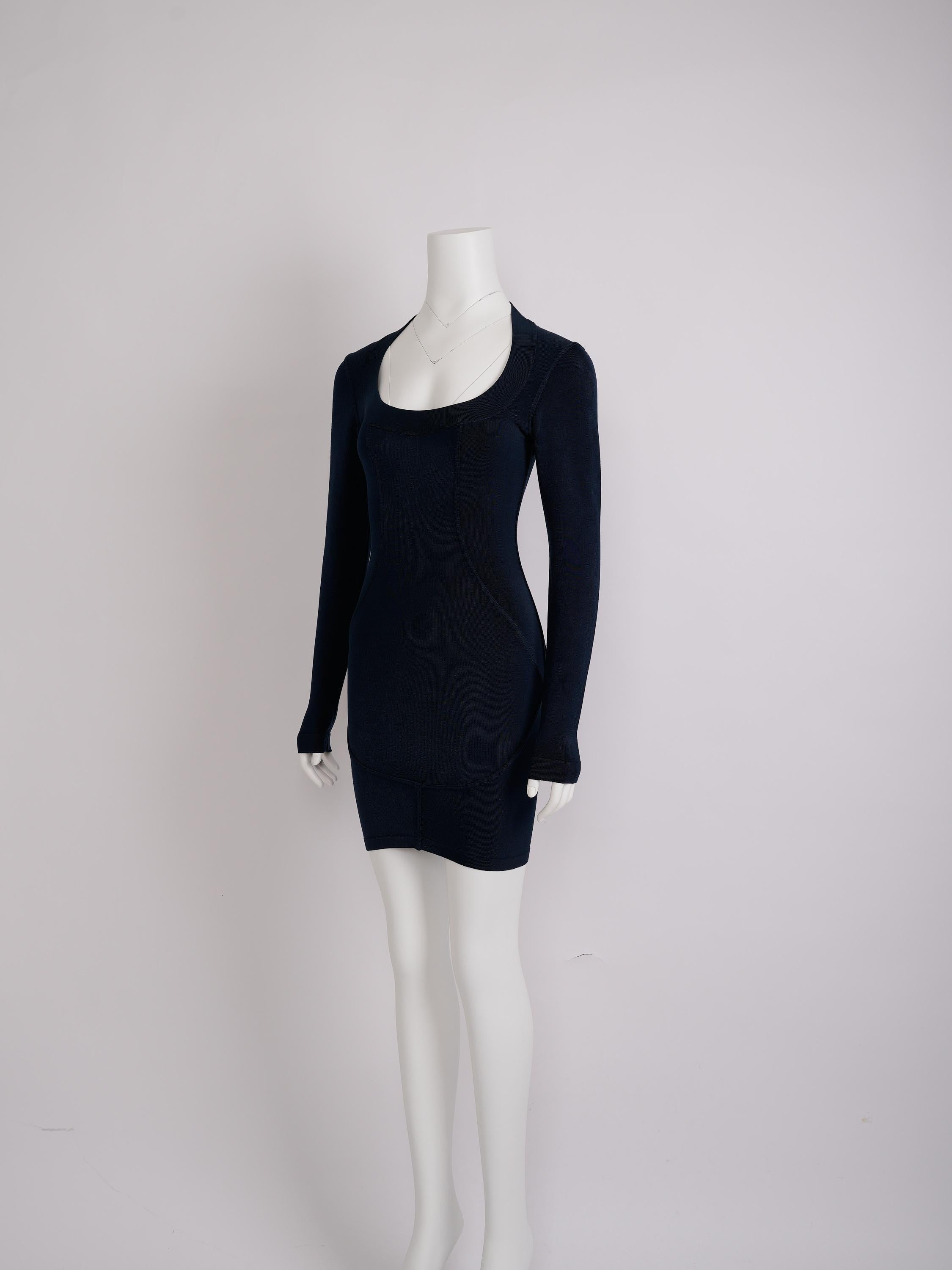 Eine zeitlose Silhouette von Azzedine Alaïa. Dieses marineblaue Kleid aus Viskose zeigt die meisterhafte Beherrschung von Form und Stoff durch den Designer.

Das Kleid ist so geschnitten, dass es den Körper präzise umschmeichelt und ein schlankes,