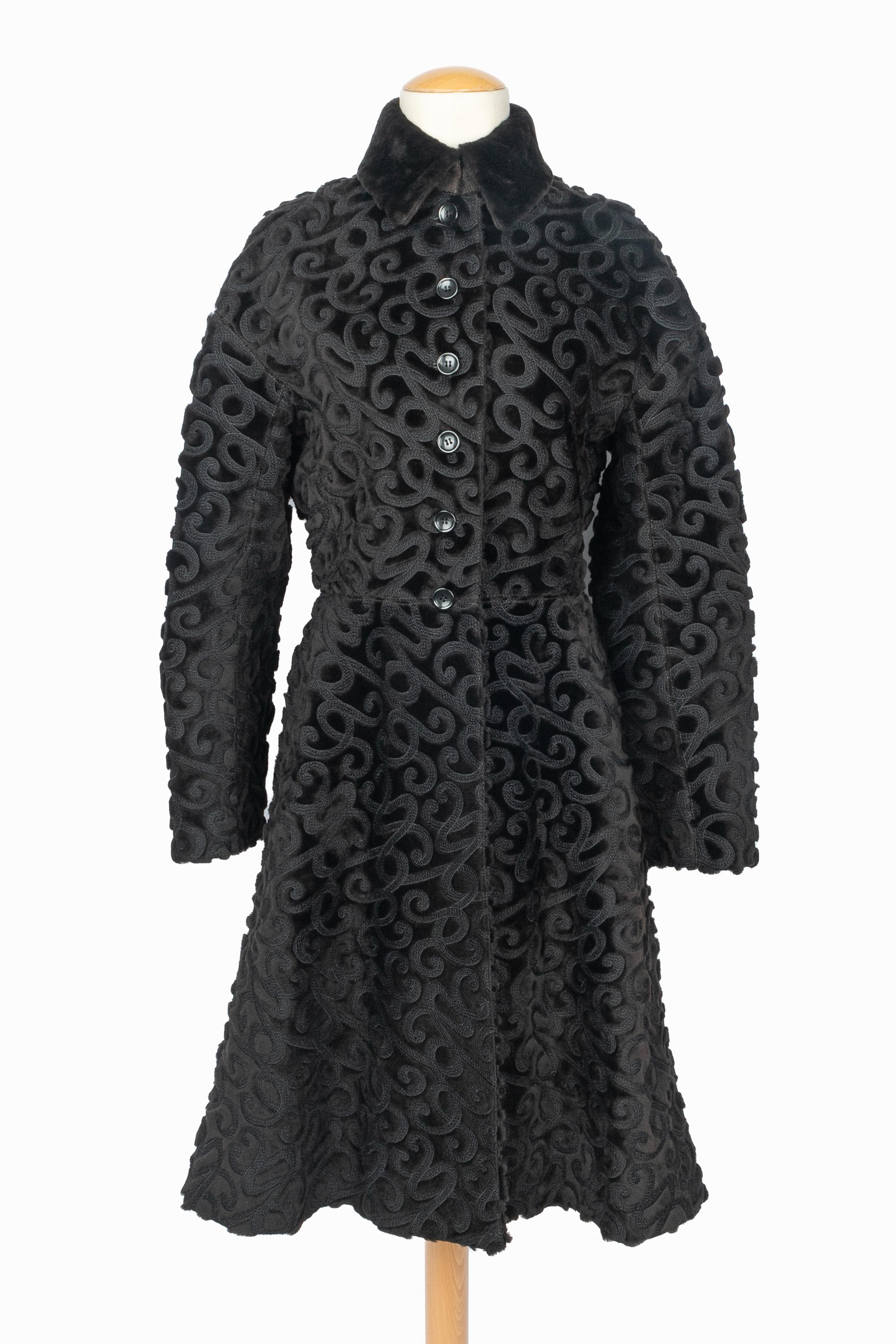 ALAÏA - (Made in France) Sheep and lamb leather coat with fur and entirely embroidered with a chocolate-brown pattern. Size 40FR indicated. 2021 Fall-Winter Collection.

Condition:
Very good condition

Dimensions:
Shoulder width: 40 cm - Chest: 47