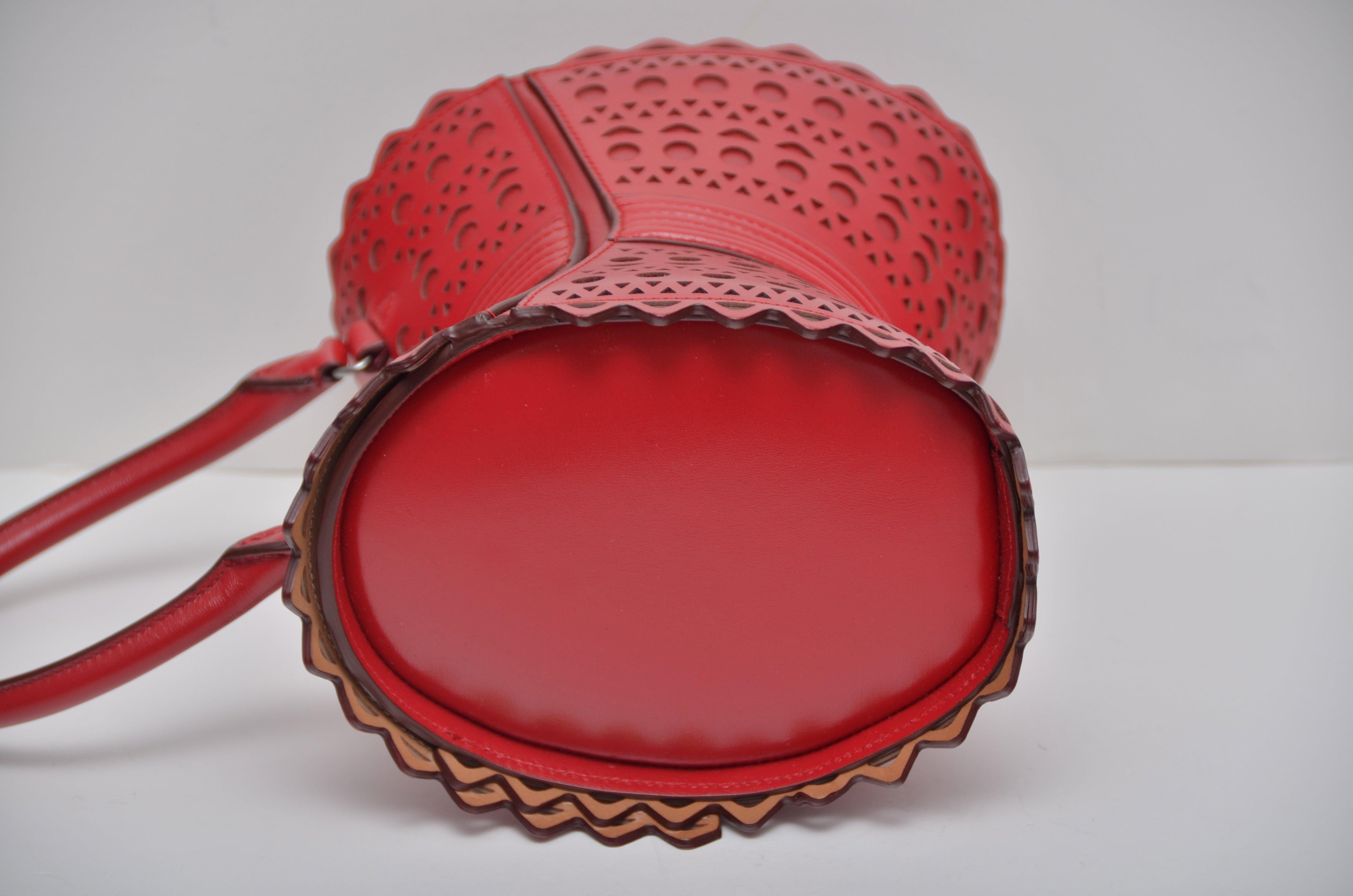 Alaia Corset Red Editions Shoulder Handbag Excellent état - En vente à New York, NY