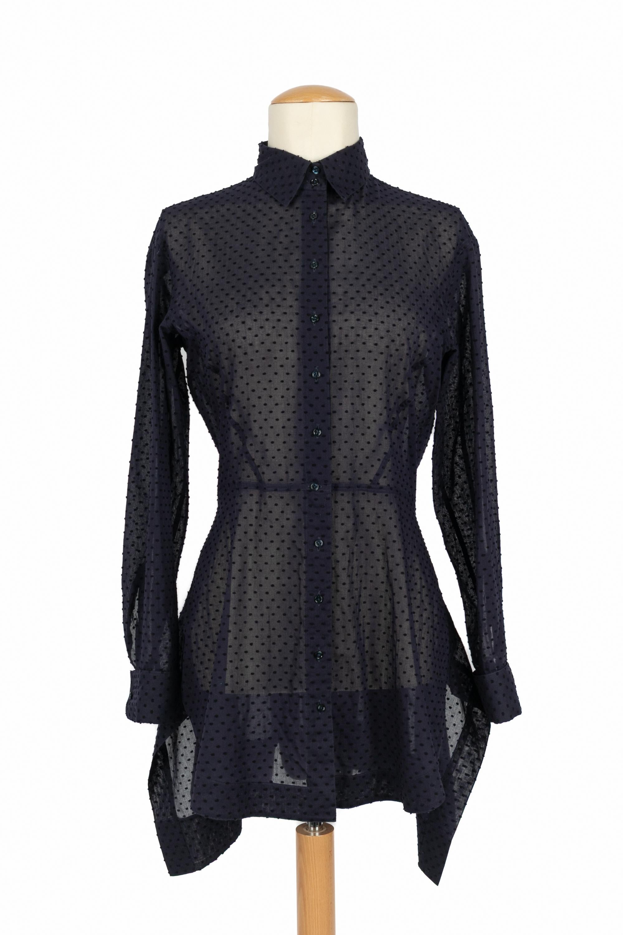ALAÏA - (Made in Italy) Marineblaue gepunktete Baumwollbluse mit Volants am Rücken. Größe 40IT angegeben, es passt eine 36FR.

Bedingung:
Sehr guter Zustand

Abmessungen:
Schulterbreite: 43 cm - Brustumfang: 46 cm - Taillenumfang: 34 cm -
