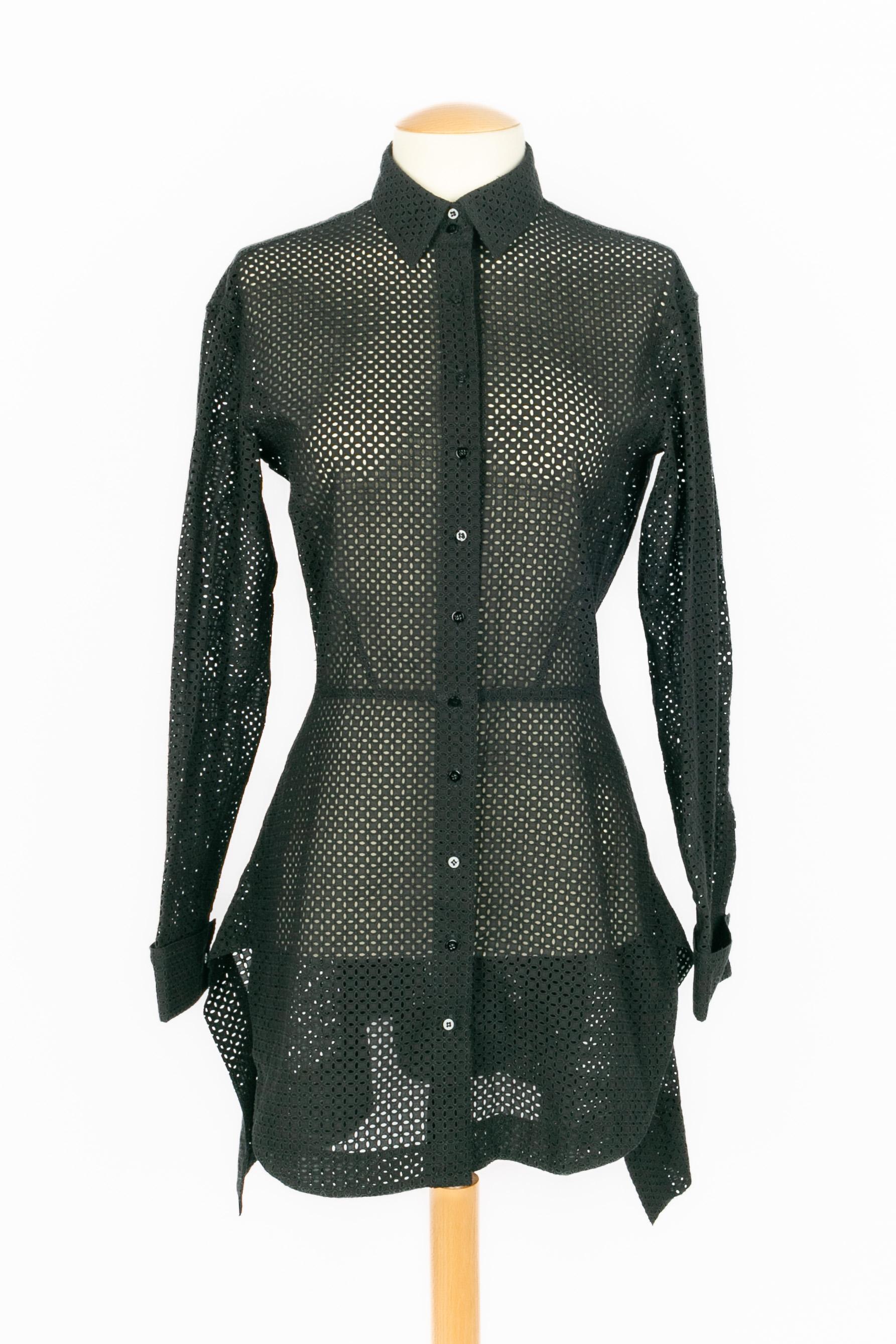 ALAÏA - (Made in Italy) Black cotton fitted shirt with flounces and fancywork. Size 40.

Condition:
Very good condition

Dimensions:
Shoulder width: 43 cm - Chest: 44 cm - Waist: 35 cm - Sleeve length: 59 cm - Length: 90 cm

SKU:FH206


