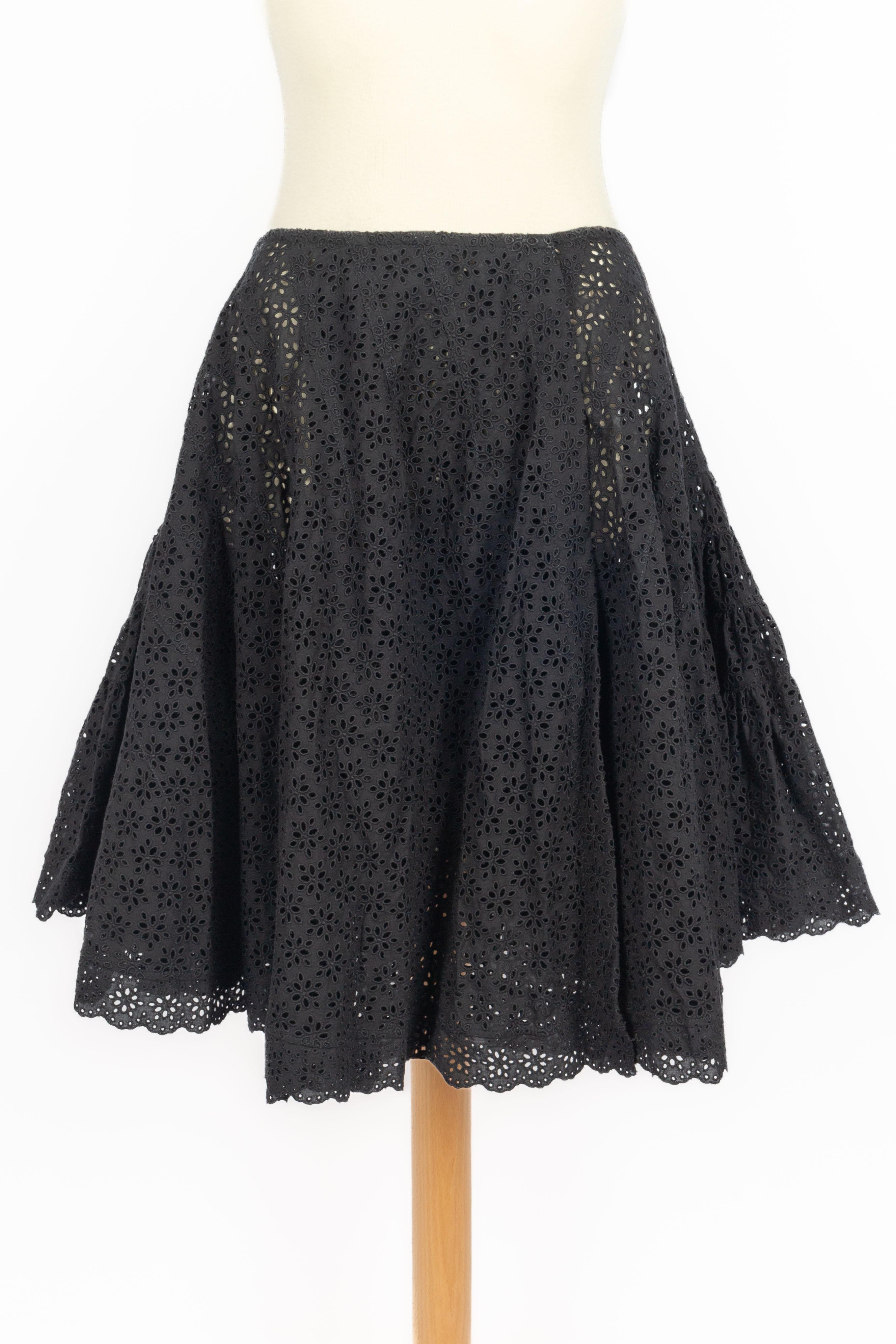 ALAÏA - (Confeccionada en Francia) Falda negra acampanada de algodón calado con pliegues. Se indica la talla 40FR.

Estado:
Muy buen estado

Dimensiones:
Cintura: 33 cm - Largo: 50 cm

SKU:FJ169


