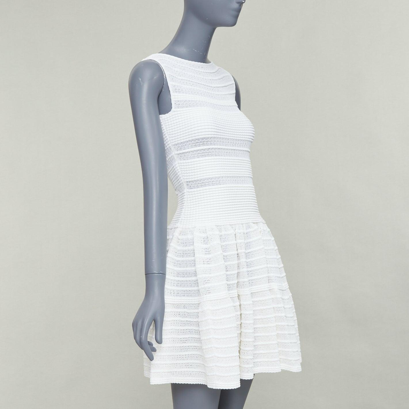 Gris ALAIA - Mini robe évasée en viscose mélangée de couleur crème, avec des rangs horizontaux en tricot, FR36 S en vente