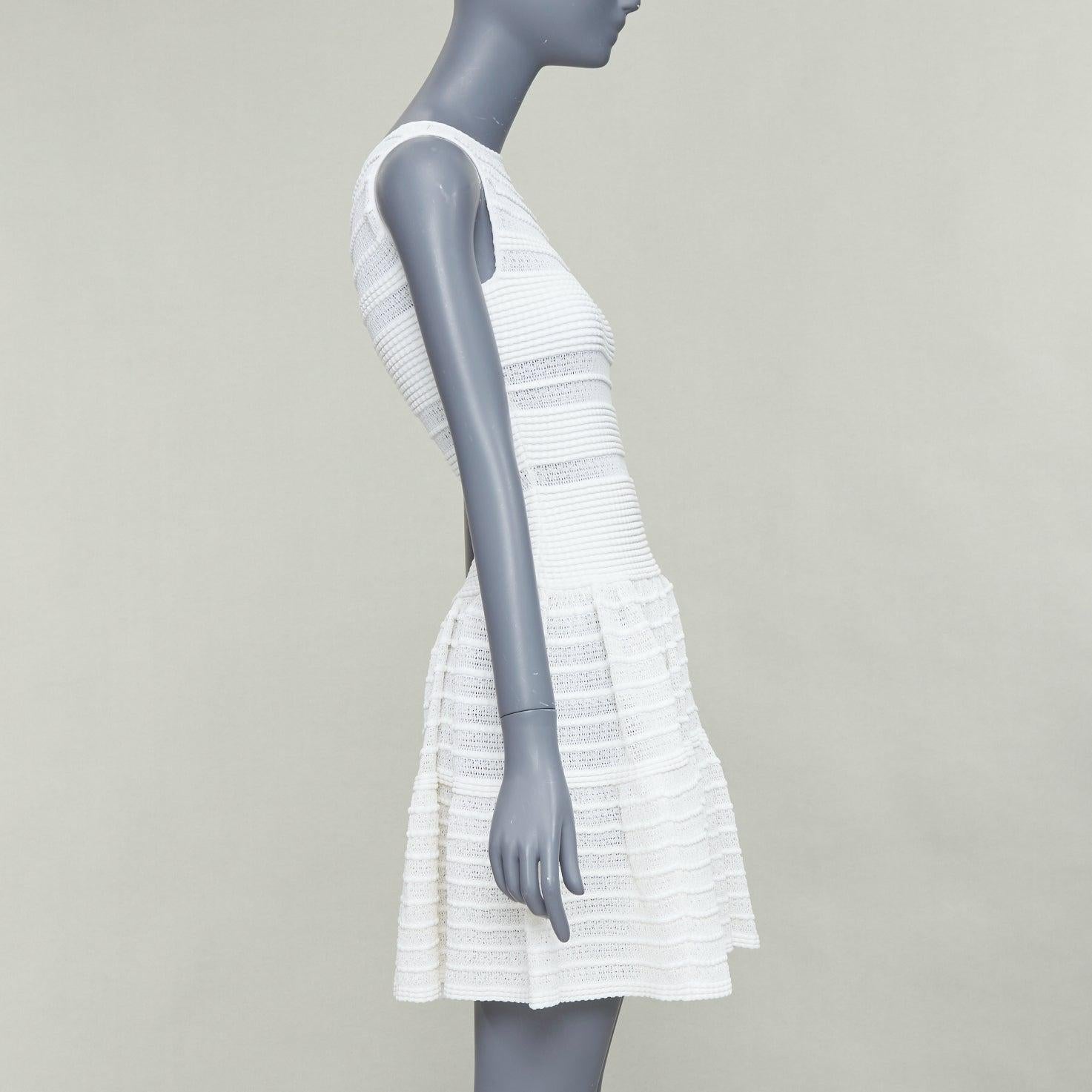 ALAIA - Mini robe évas�ée en viscose mélangée de couleur crème, avec des rangs horizontaux en tricot, FR36 S Excellent état - En vente à Hong Kong, NT