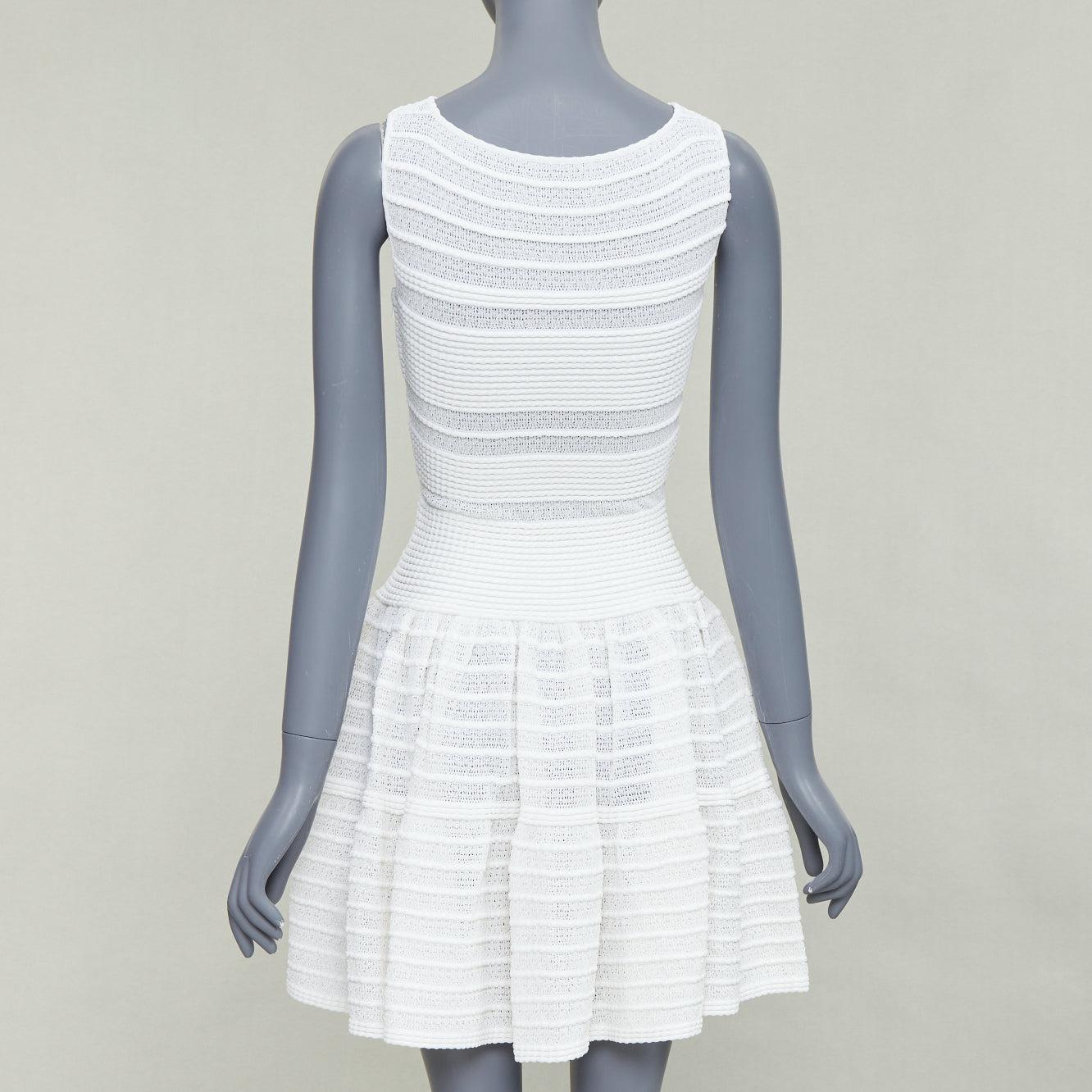 ALAIA - Mini robe évasée en viscose mélangée de couleur crème, avec des rangs horizontaux en tricot, FR36 S Pour femmes en vente