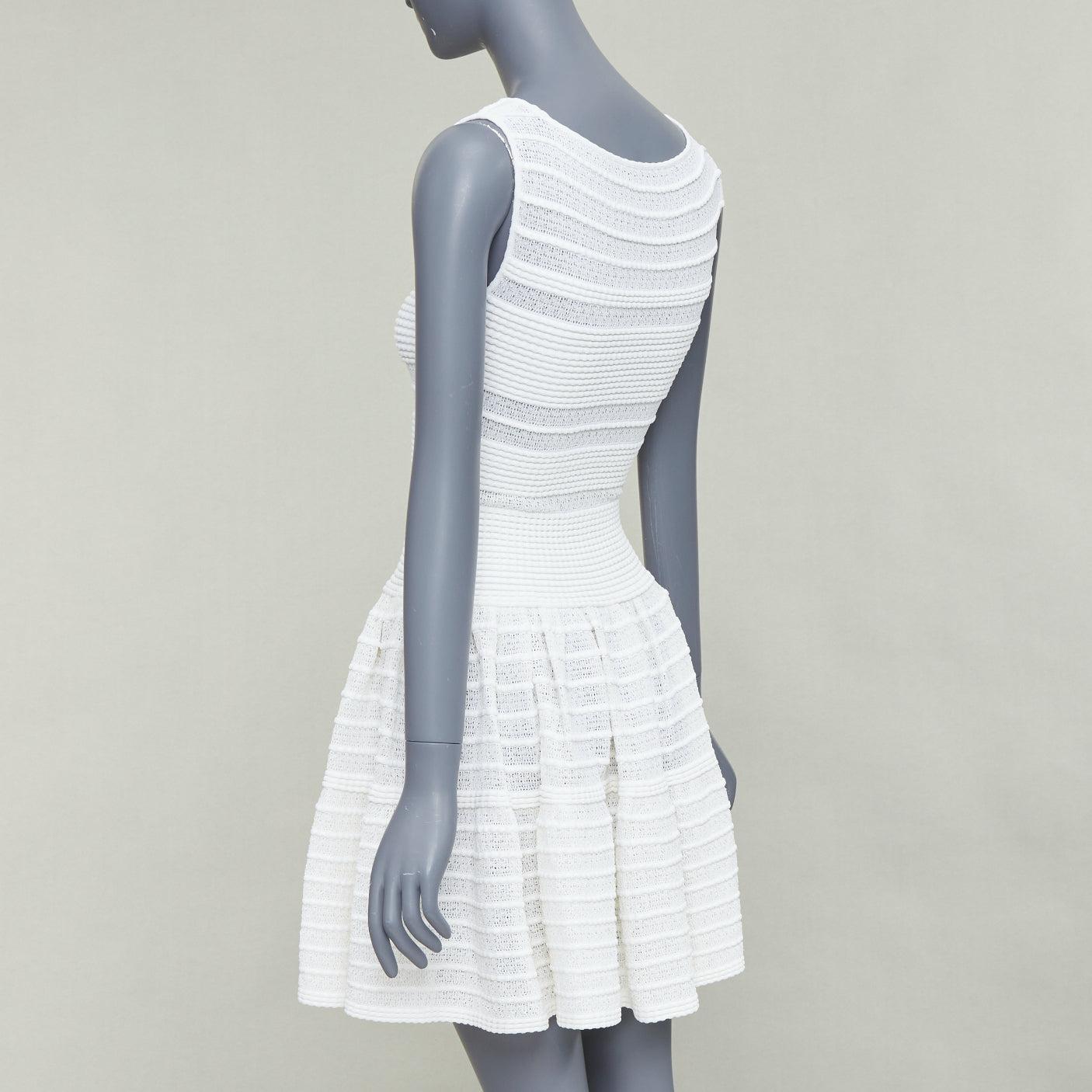 ALAIA - Mini robe évasée en viscose mélangée de couleur crème, avec des rangs horizontaux en tricot, FR36 S en vente 1