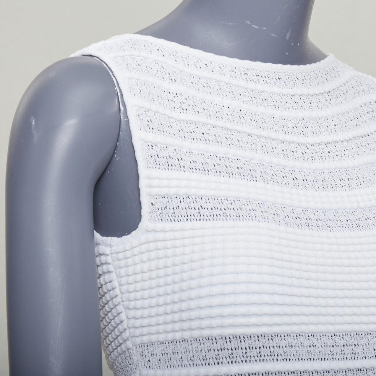 ALAIA - Mini robe évasée en viscose mélangée de couleur crème, avec des rangs horizontaux en tricot, FR36 S en vente 2