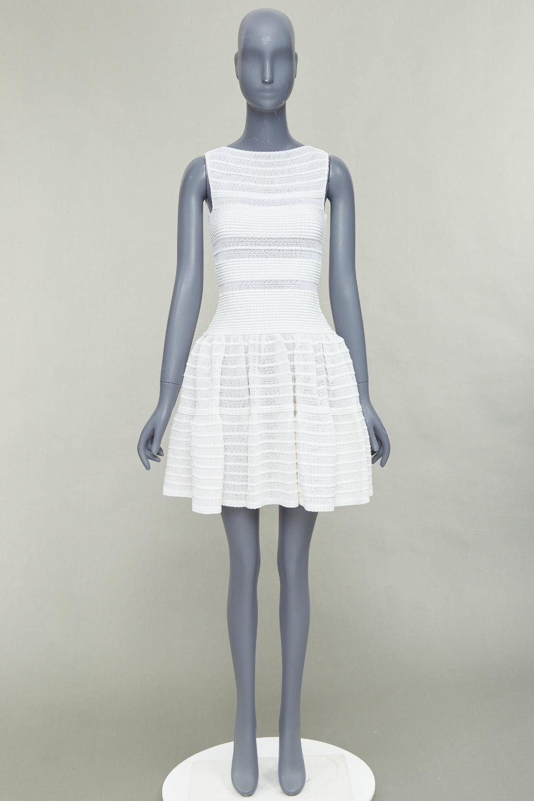ALAIA - Mini robe évasée en viscose mélangée de couleur crème, avec des rangs horizontaux en tricot, FR36 S en vente 4