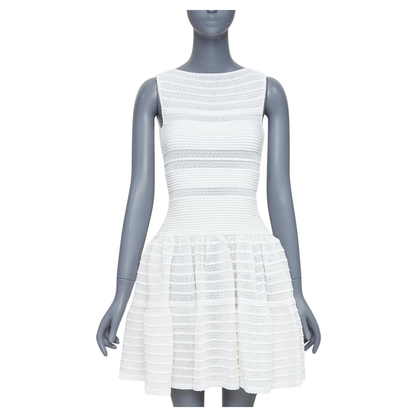 ALAIA - Mini robe évasée en viscose mélangée de couleur crème, avec des rangs horizontaux en tricot, FR36 S