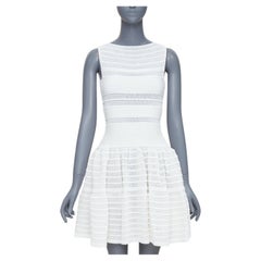 ALAIA - Mini robe évasée en viscose mélangée de couleur crème, avec des rangs horizontaux en tricot, FR36 S