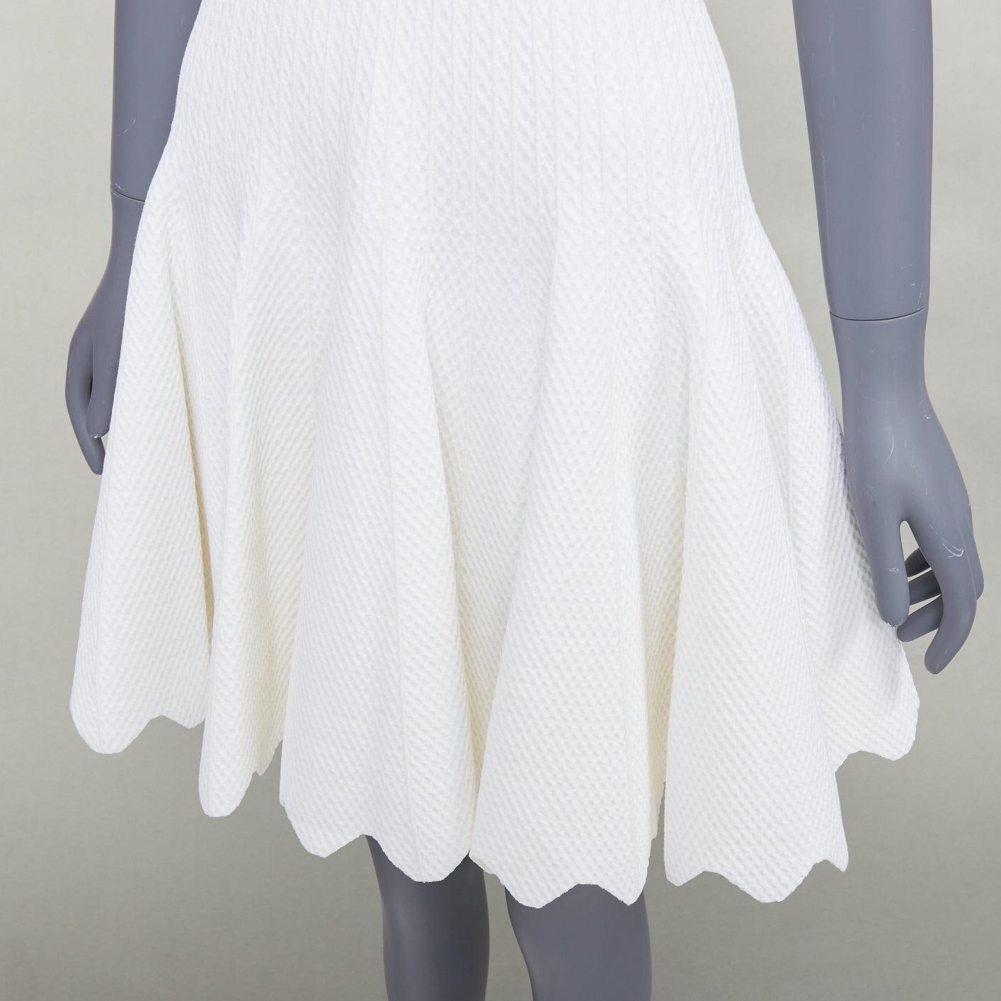ALAIA crème en maille viscose Robe évasée sans manches à encolure en V FR36 S
Référence : SNKO/A00528
Marque : Alaia
Designer : Azzedine Alaia
MATERIAL : Viscose, mélange
Couleur : Crème
Motif : Solide
Fermeture : Zip
Détails supplémentaires : Cette