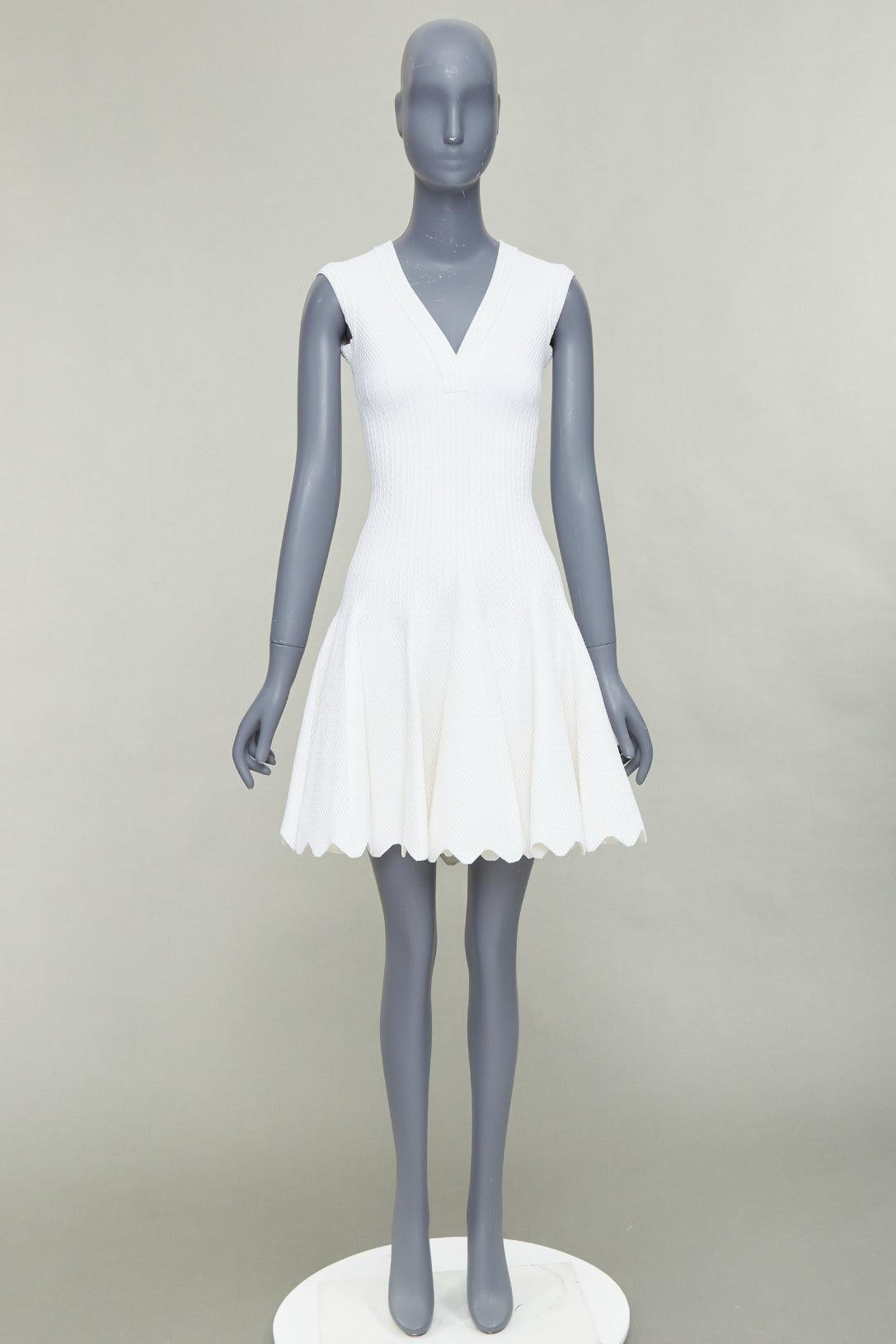 ALAIA crème en maille viscose Robe évasée sans manches à encolure en V FR36 S en vente 4