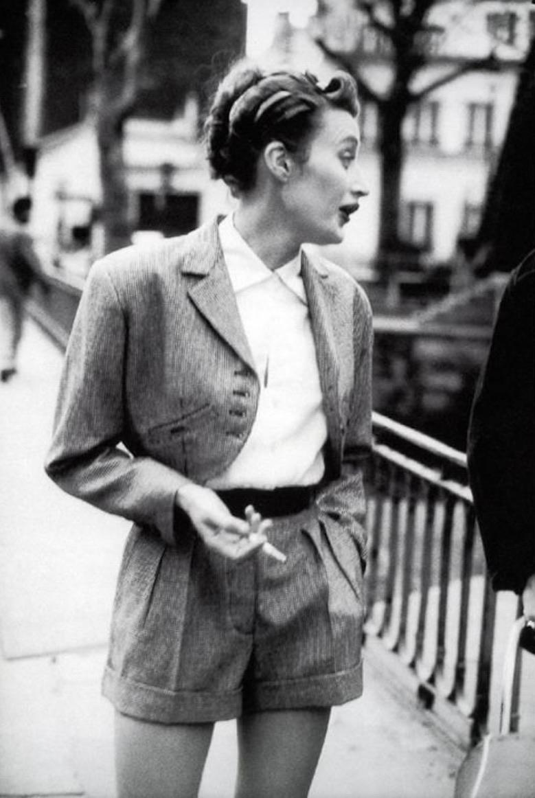 - Collection Collectional printemps/été 1988 d'Azzedine Alaïa

- Vendu par Mae Vintage By 

- Ensemble veste et short à ourlet incurvé

- Photographiée par Peter Lindbergh

